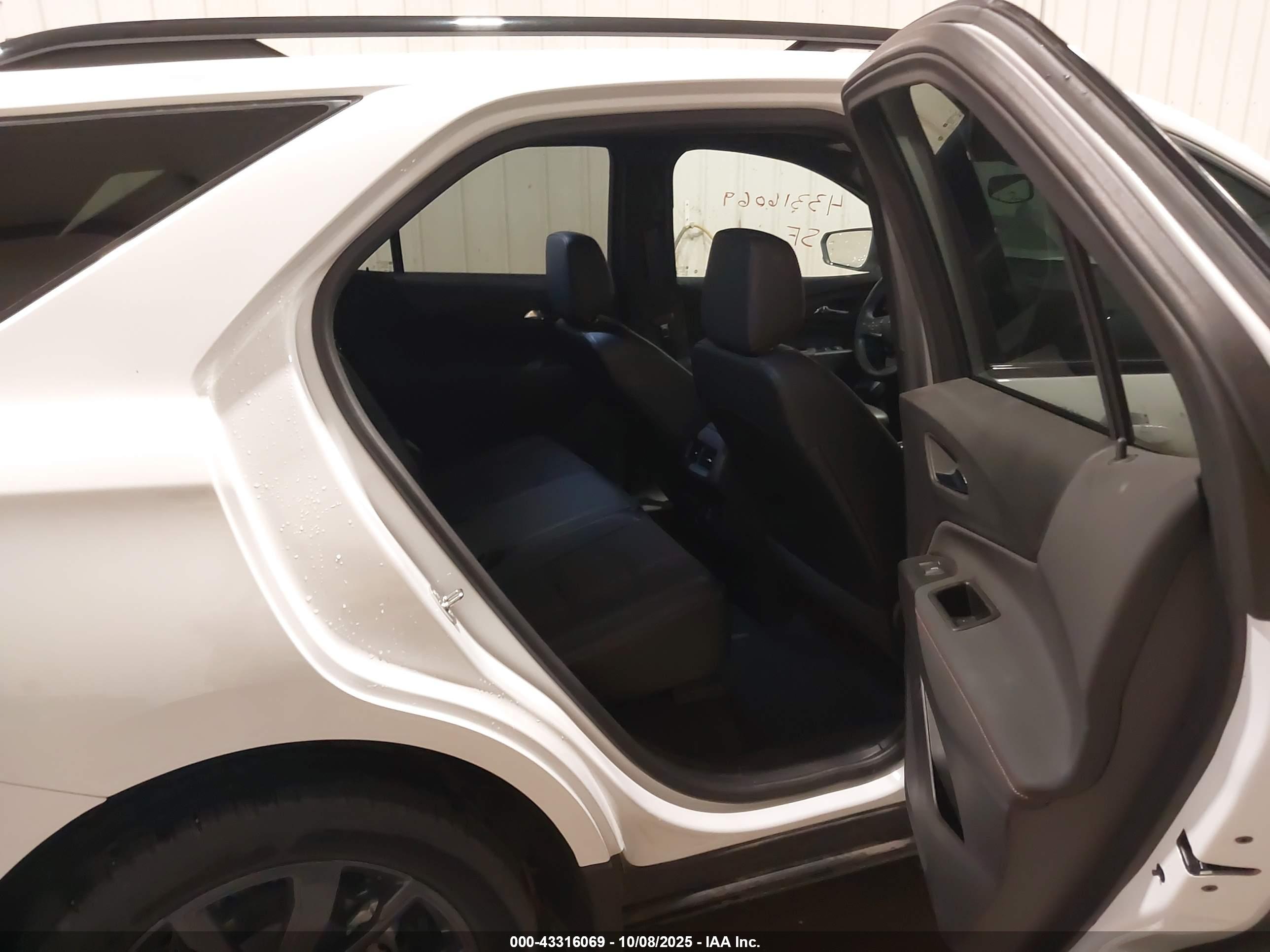 CHEVROLET EQUINOX image 8