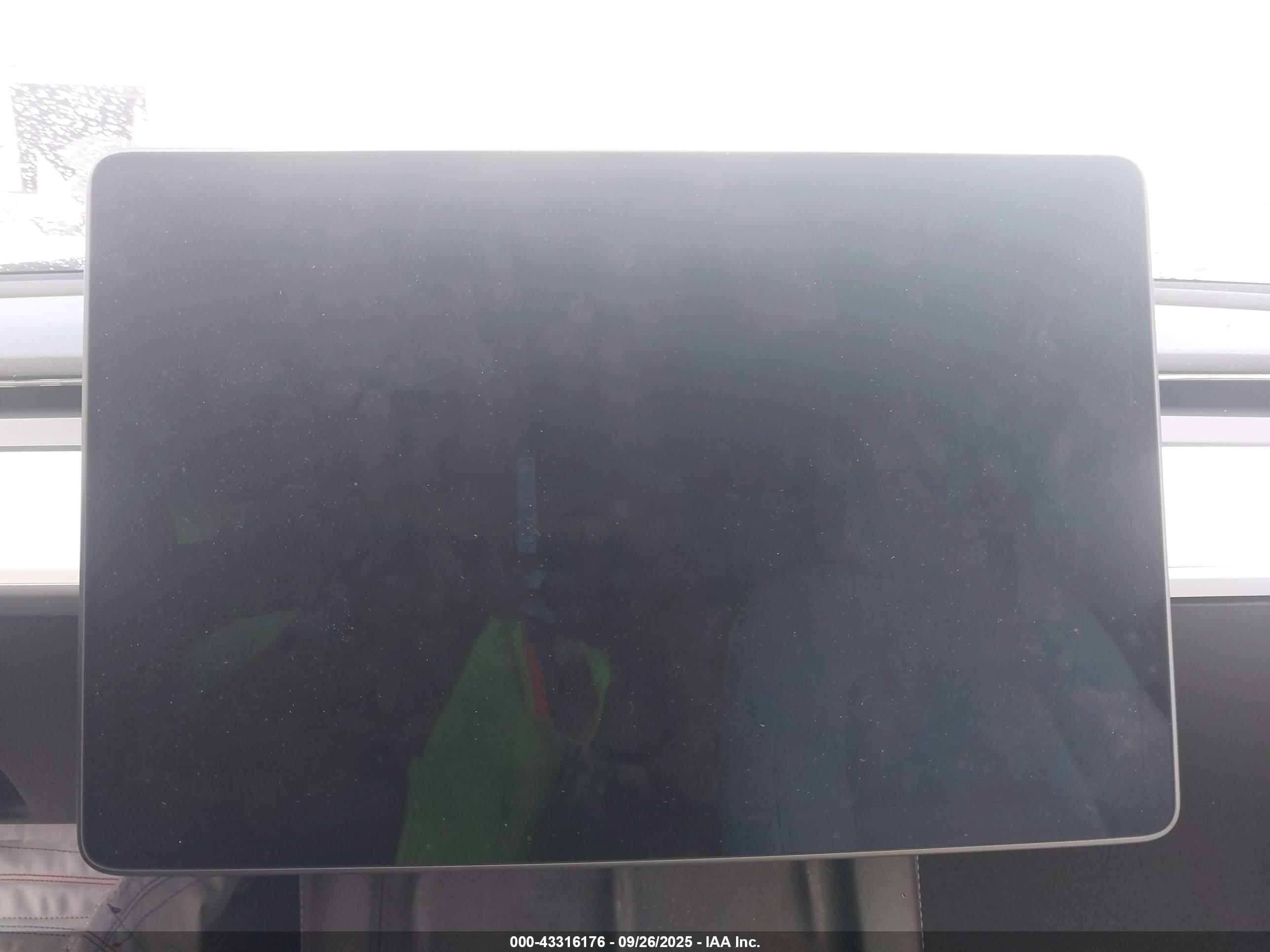 TESLA MODEL image 7