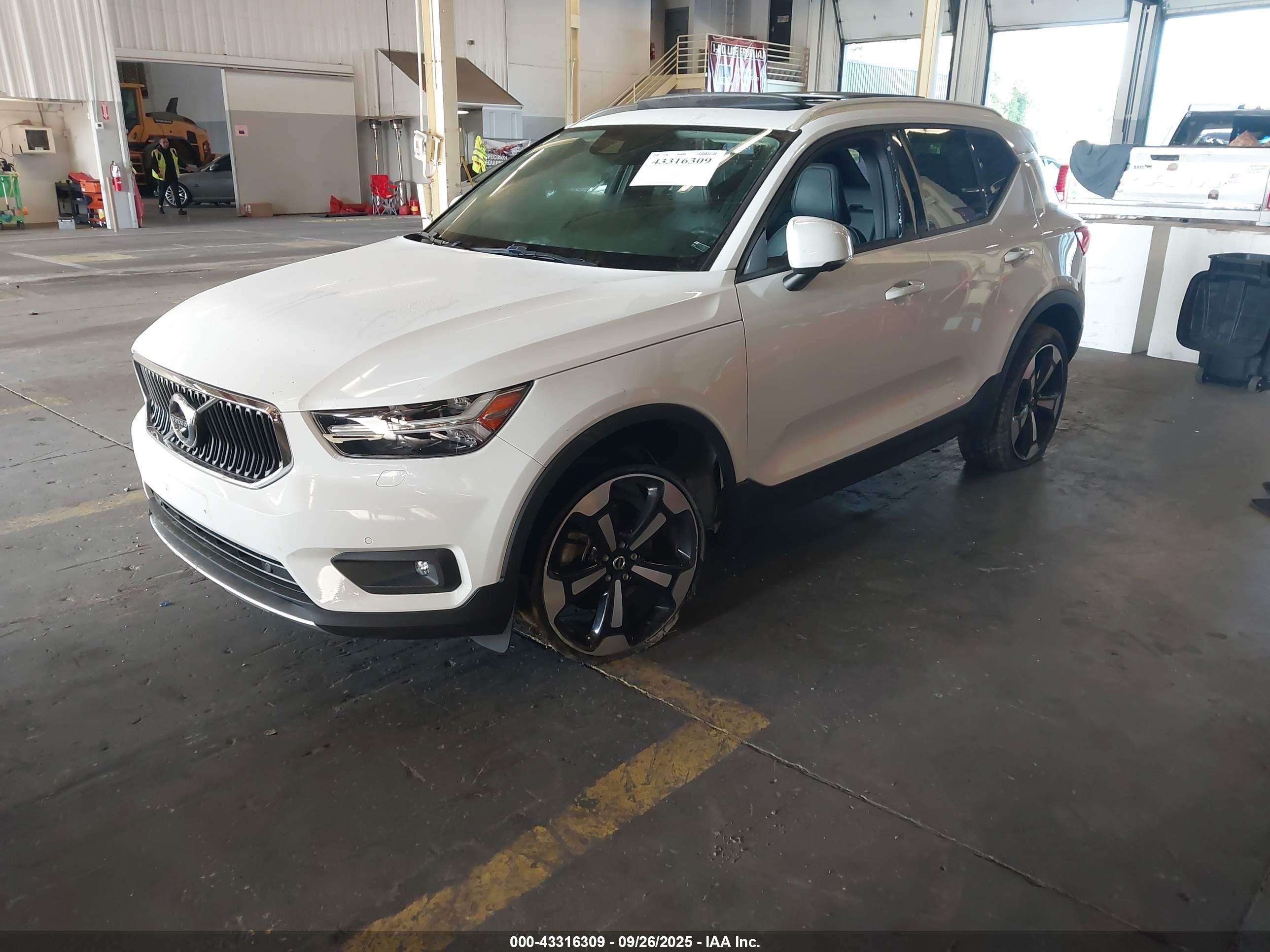 VOLVO XC40 image 2