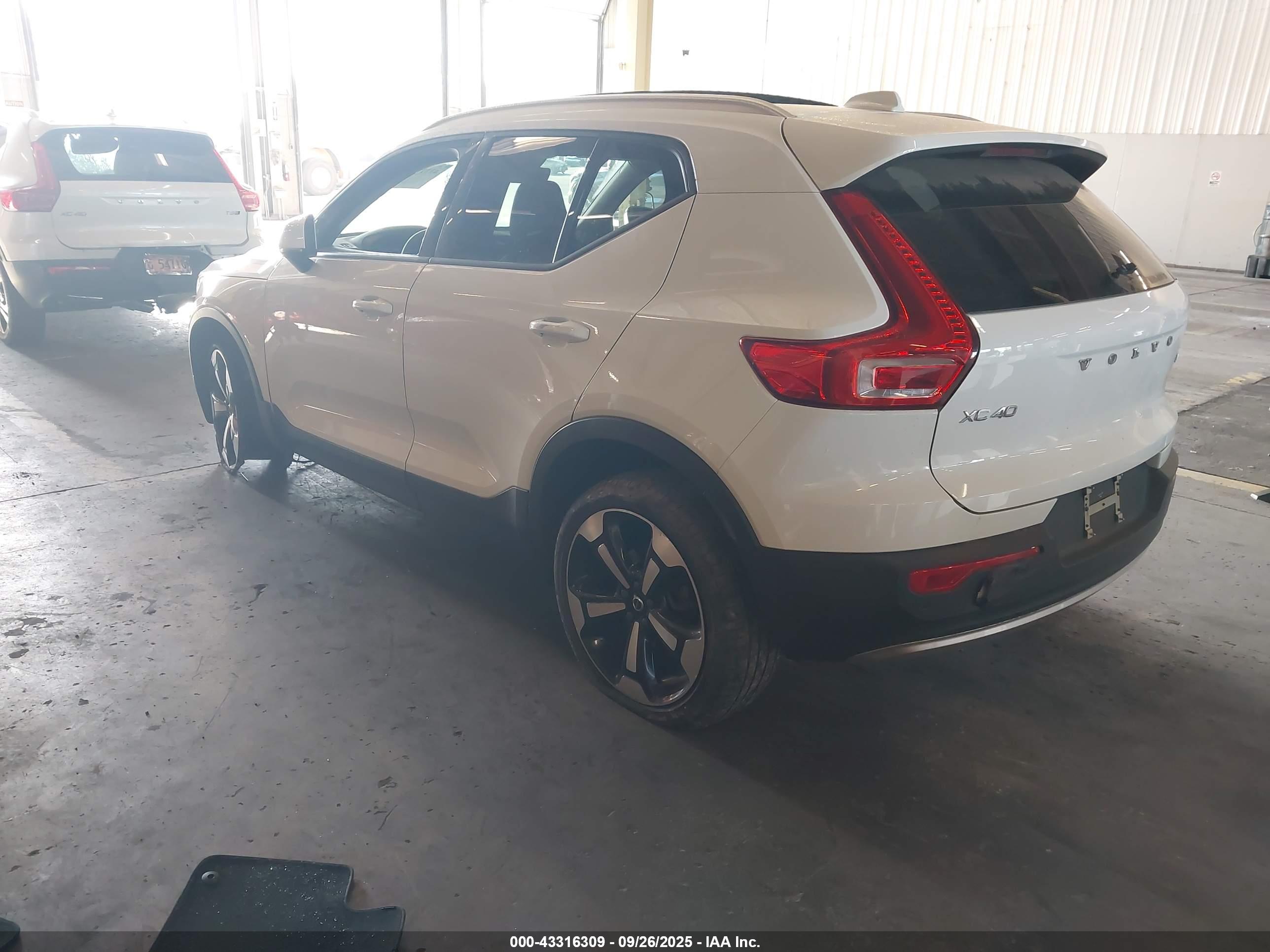 VOLVO XC40 image 3