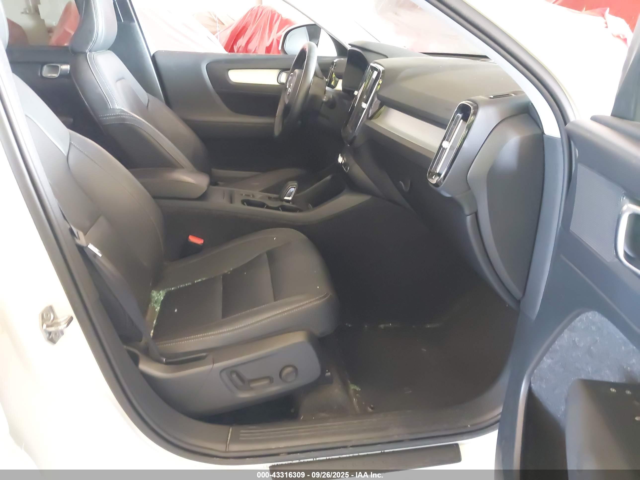 VOLVO XC40 image 5