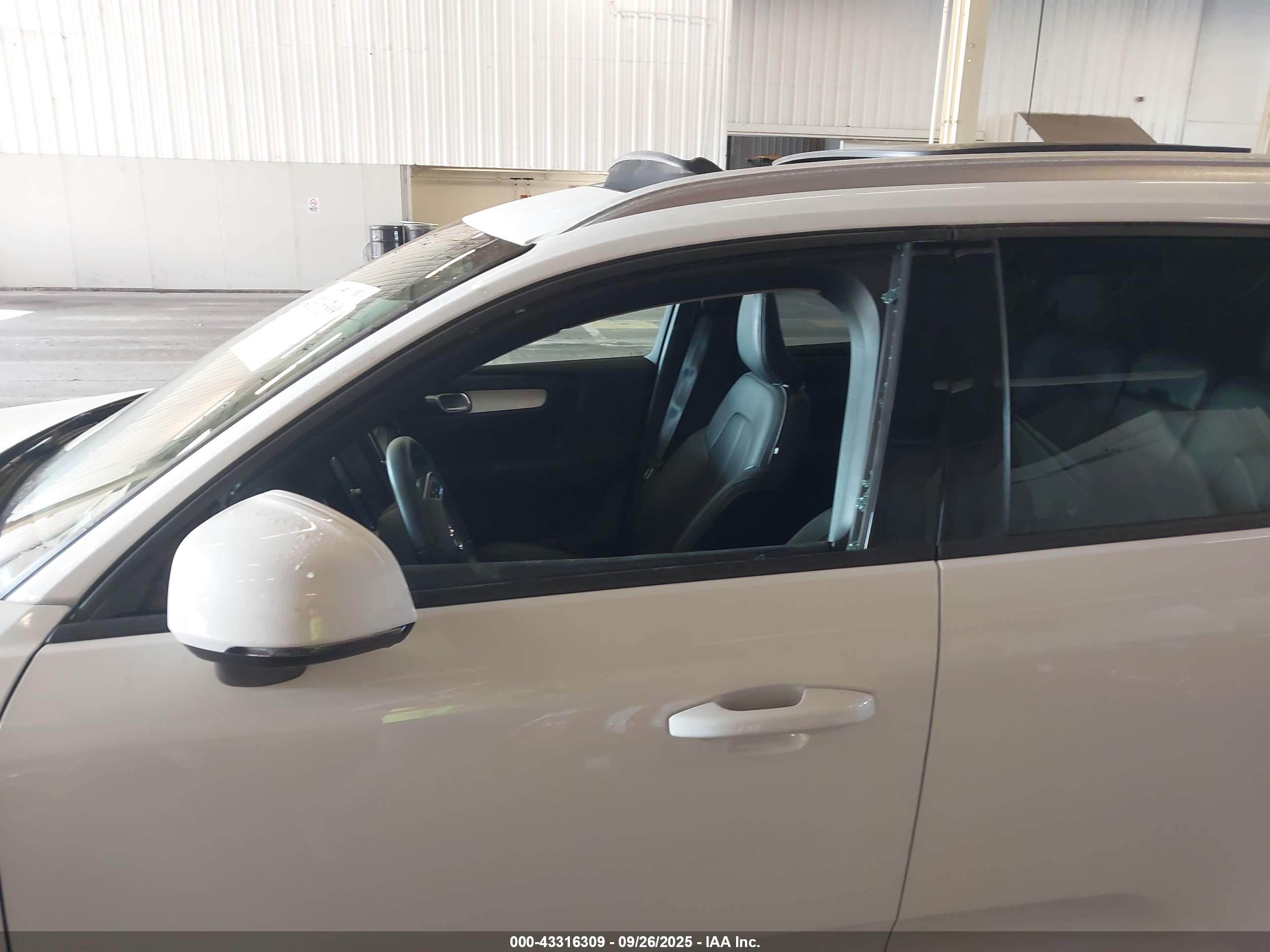 VOLVO XC40 image 6