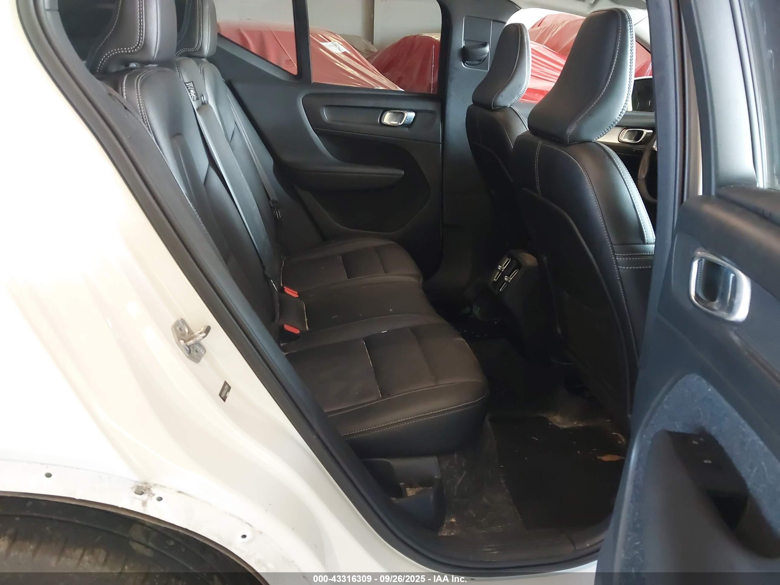 VOLVO XC40 image 8