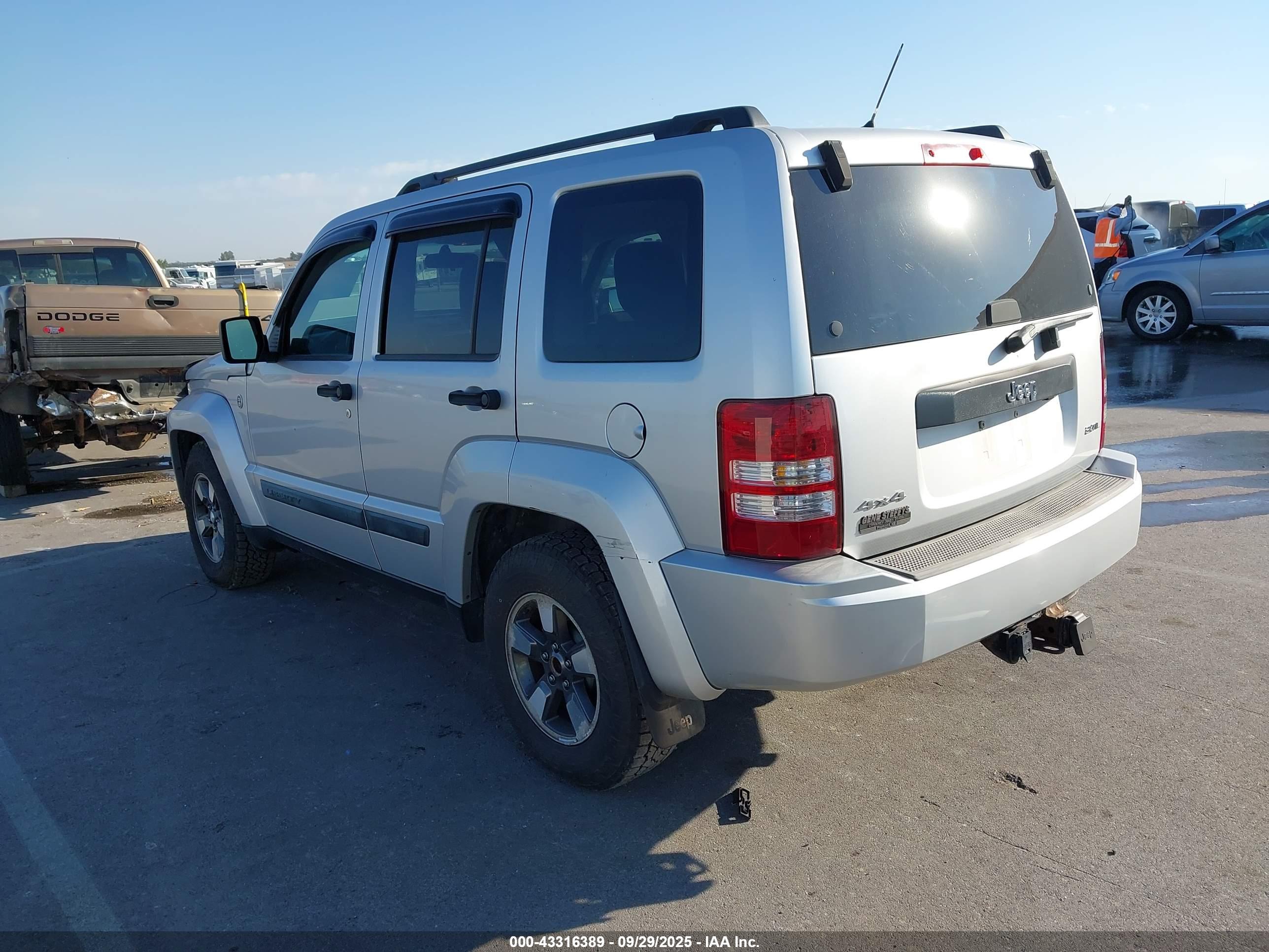 JEEP LIBERTY image 3