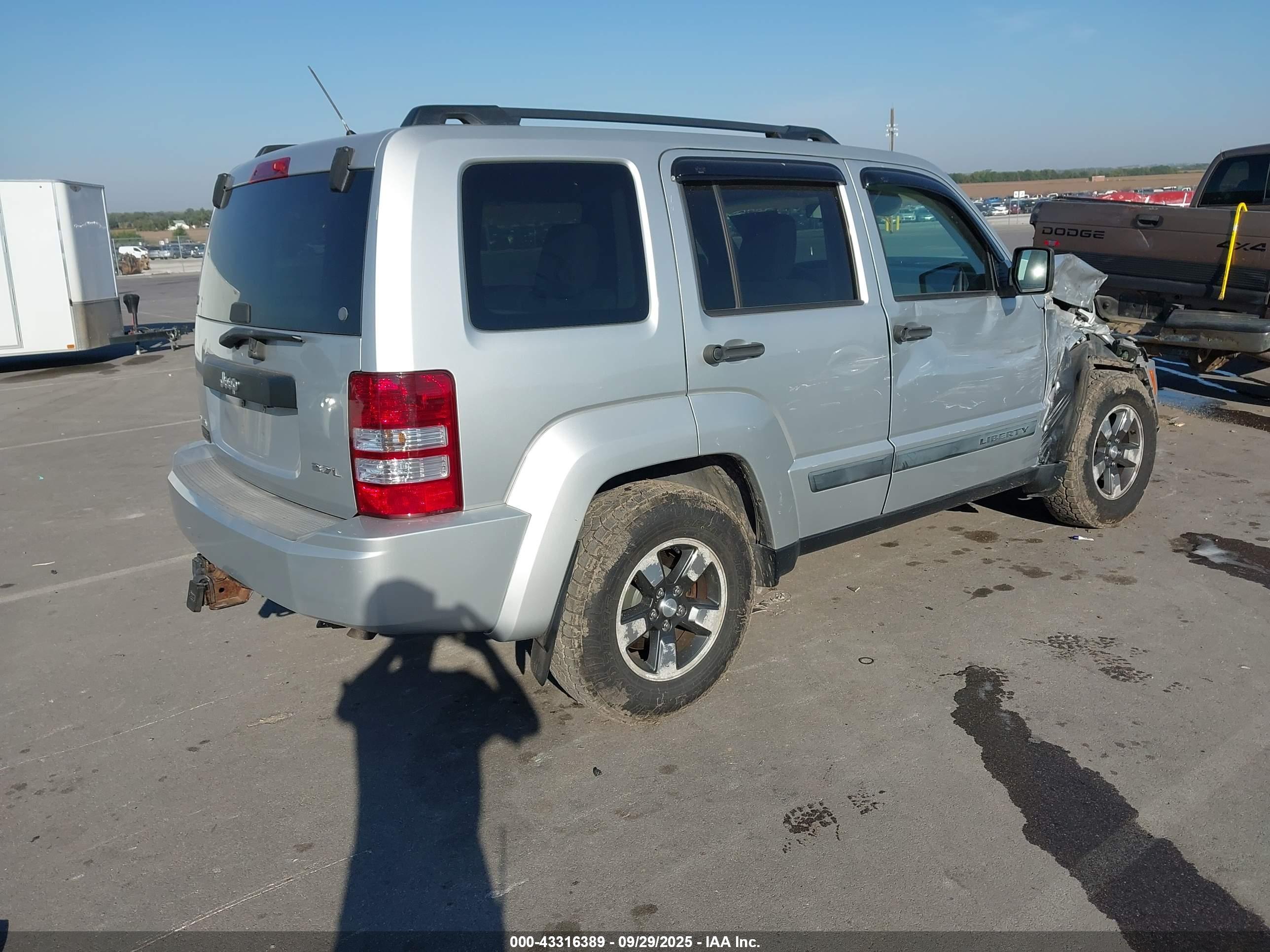 JEEP LIBERTY image 4
