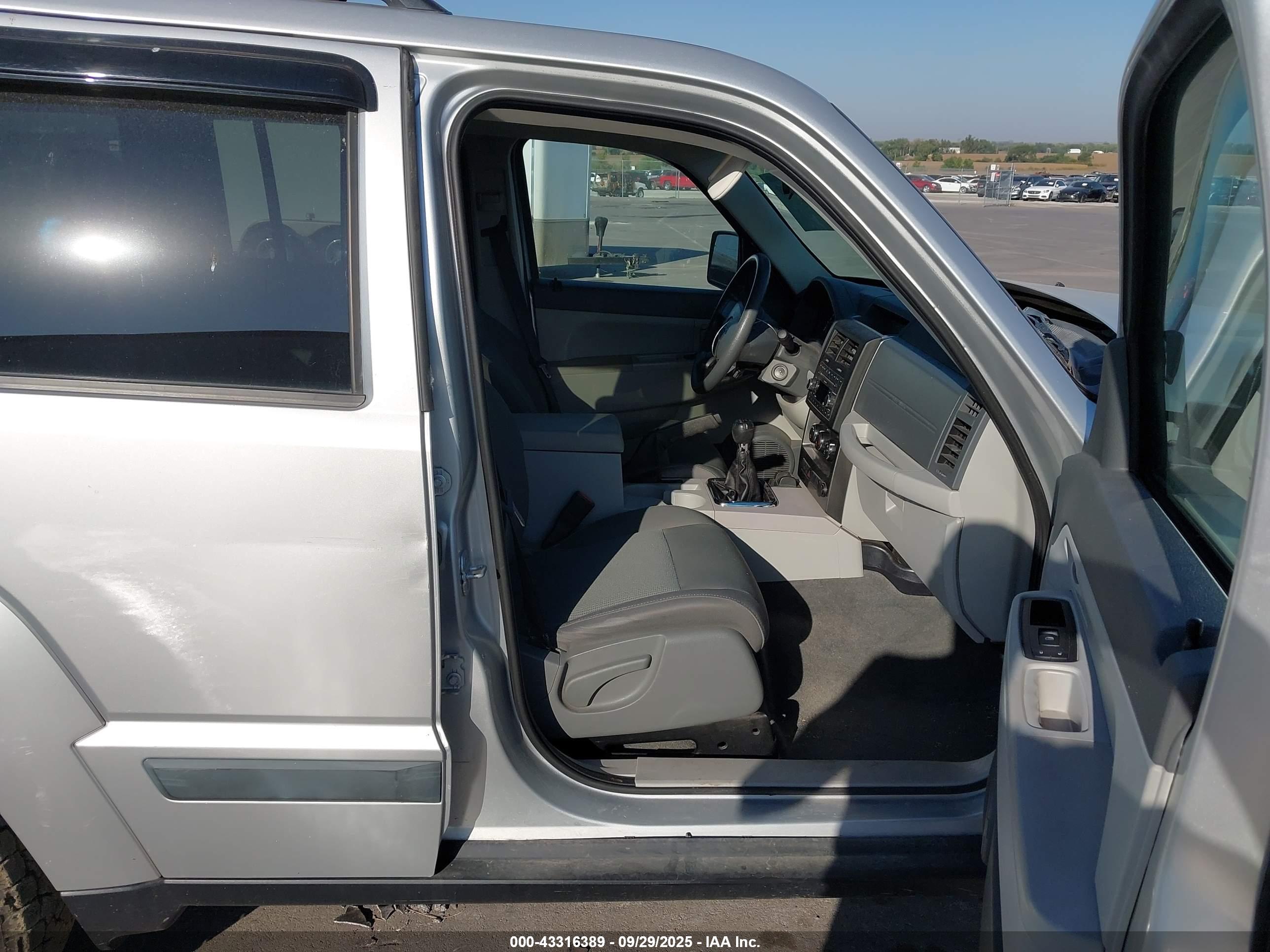 JEEP LIBERTY image 5