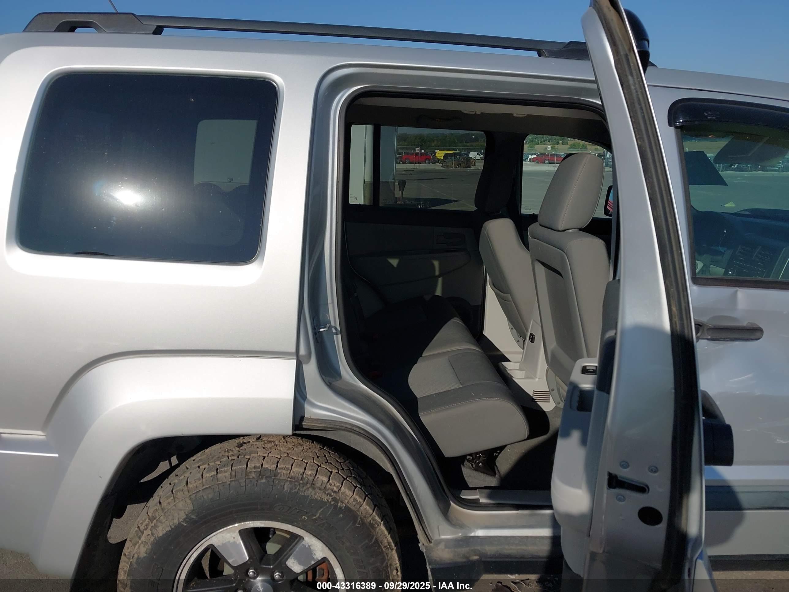 JEEP LIBERTY image 8