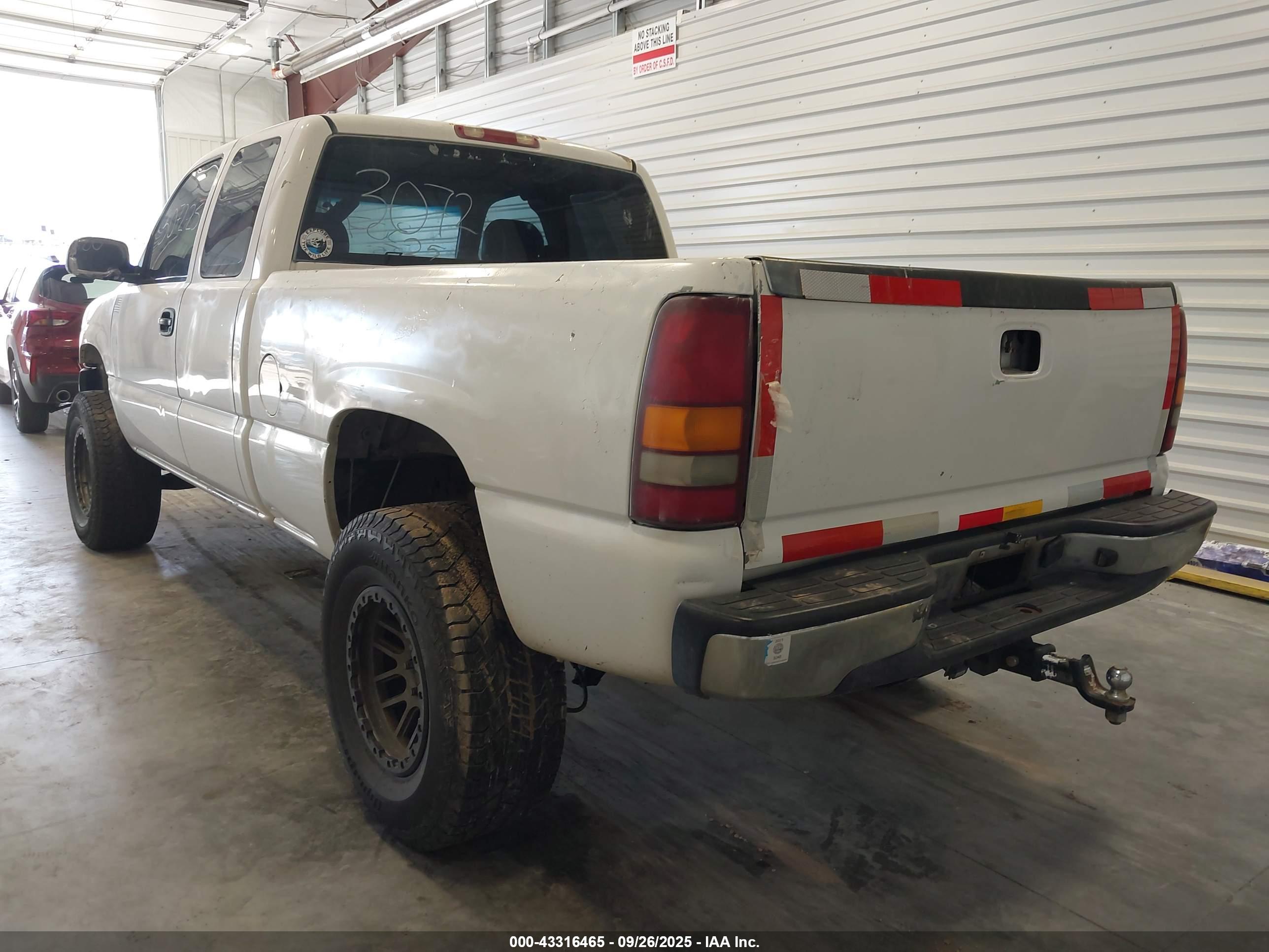 CHEVROLET SILVERADO image 3
