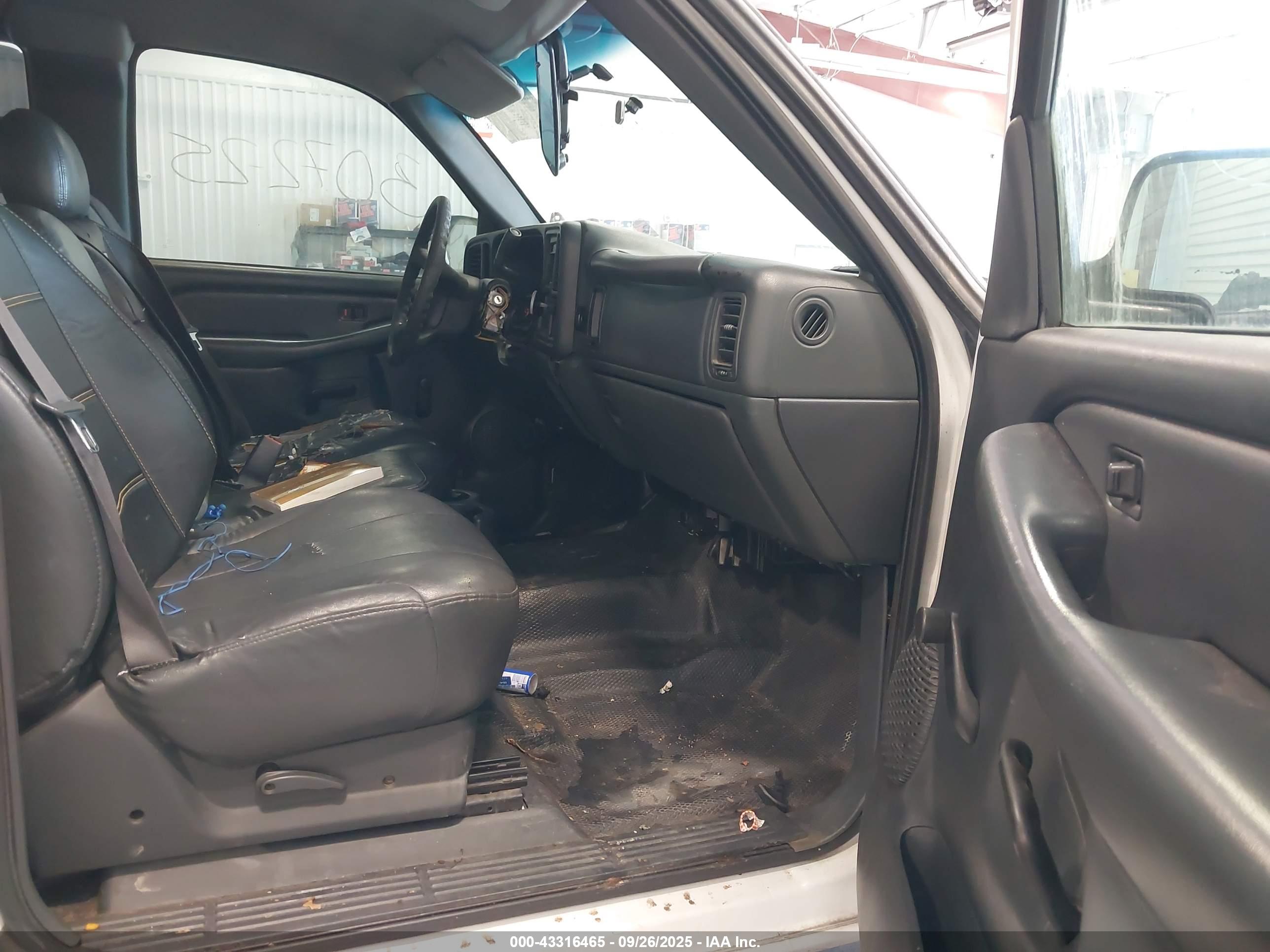 CHEVROLET SILVERADO image 5