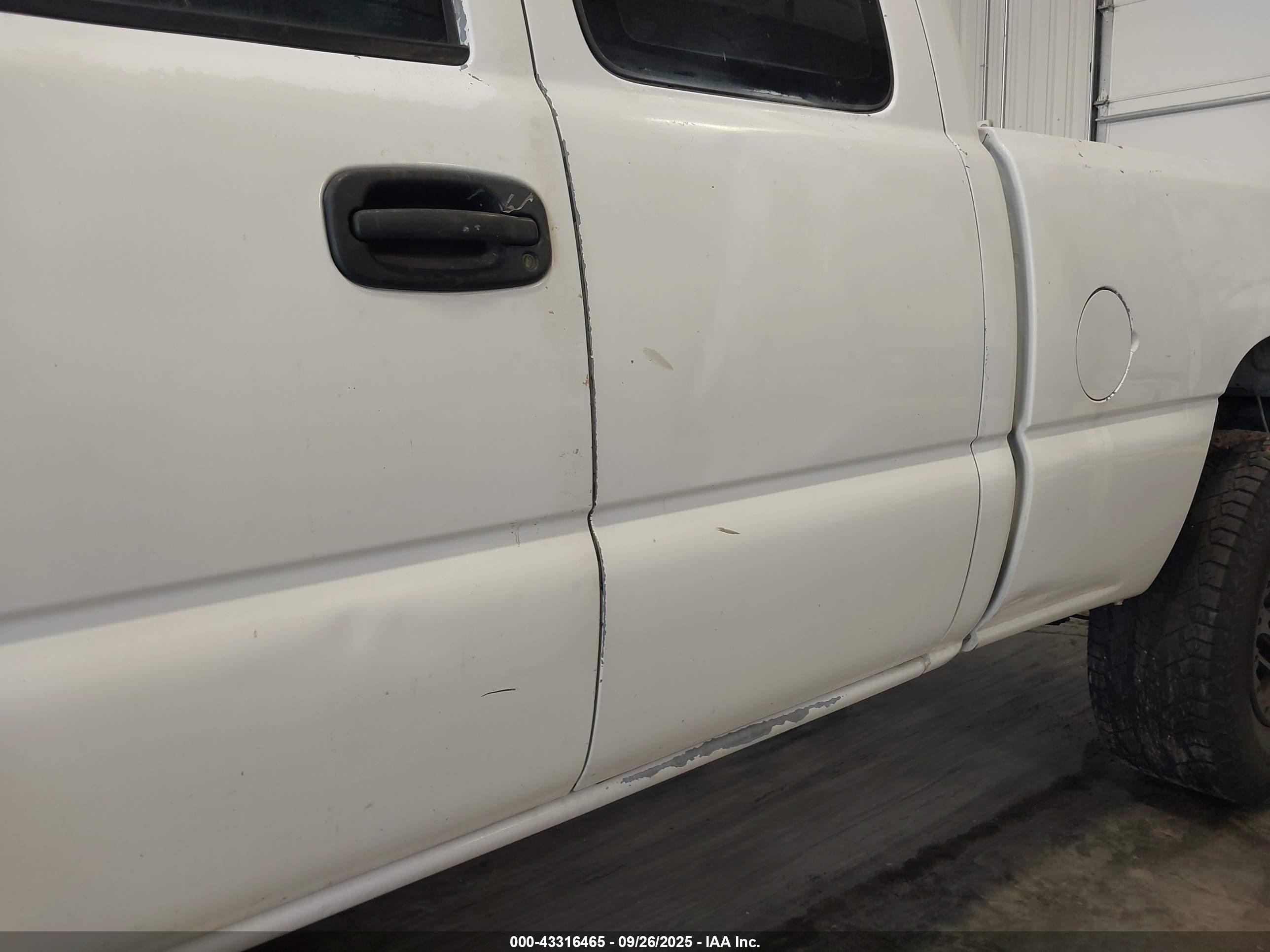 CHEVROLET SILVERADO image 6