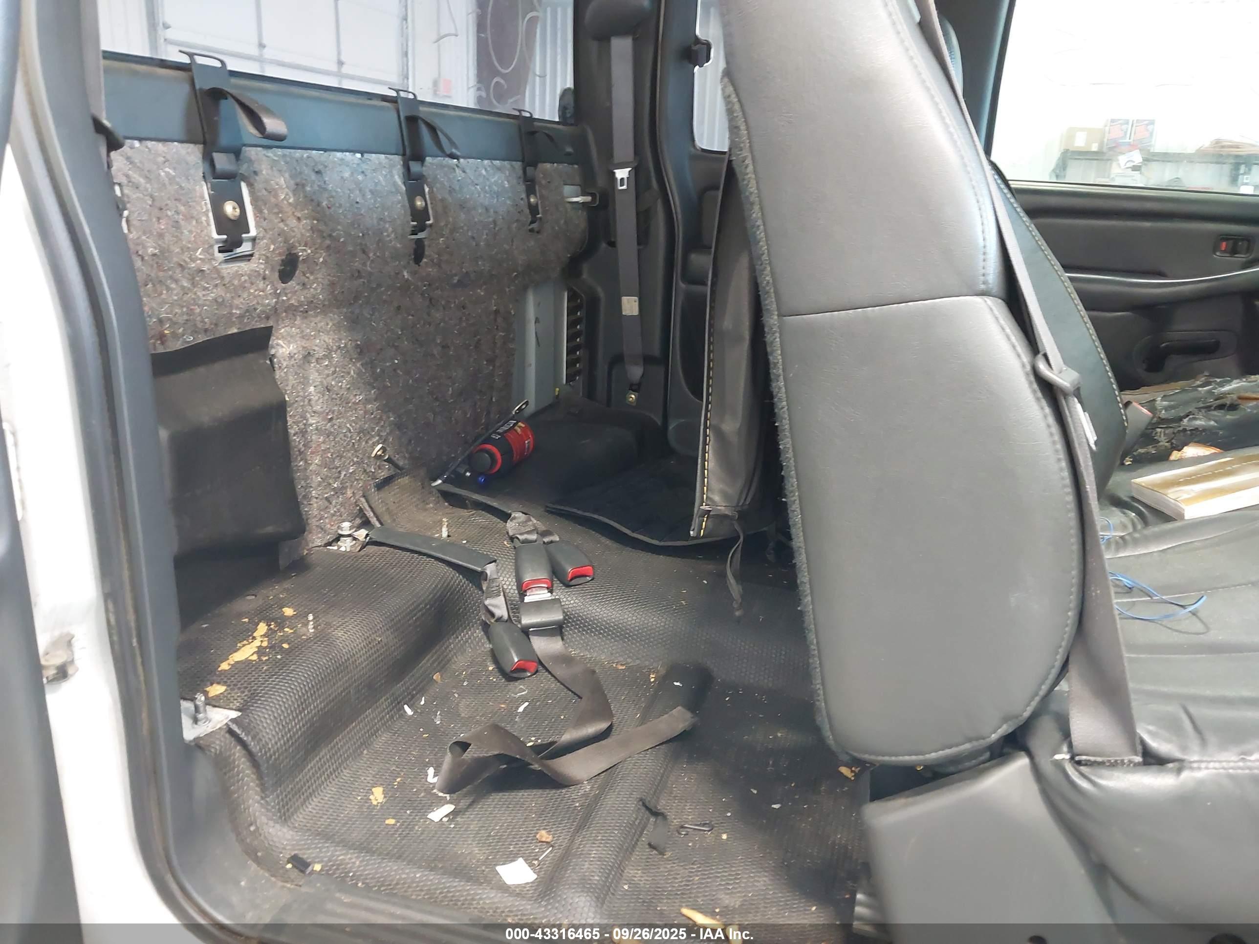 CHEVROLET SILVERADO image 8