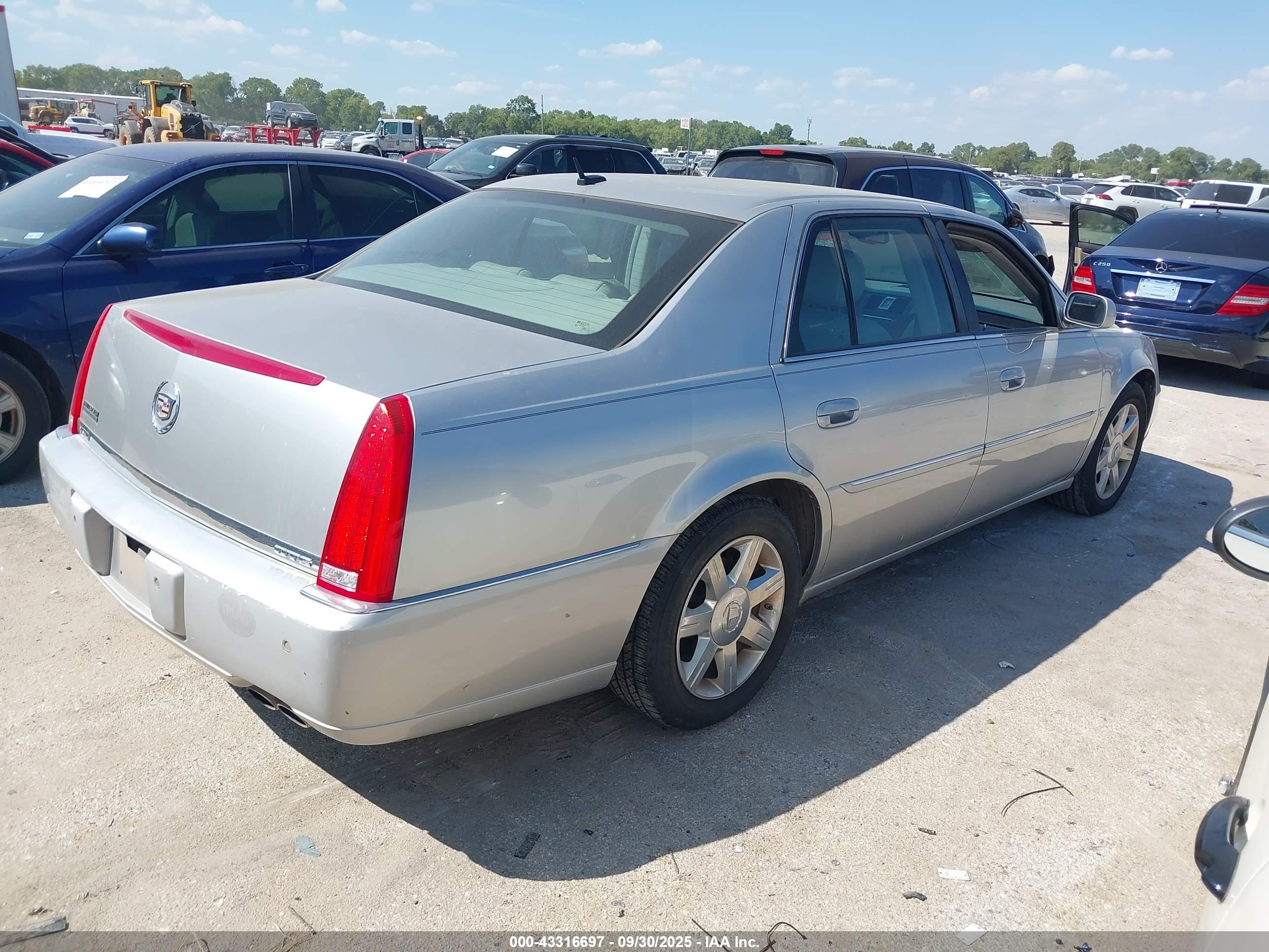 CADILLAC DTS image 4