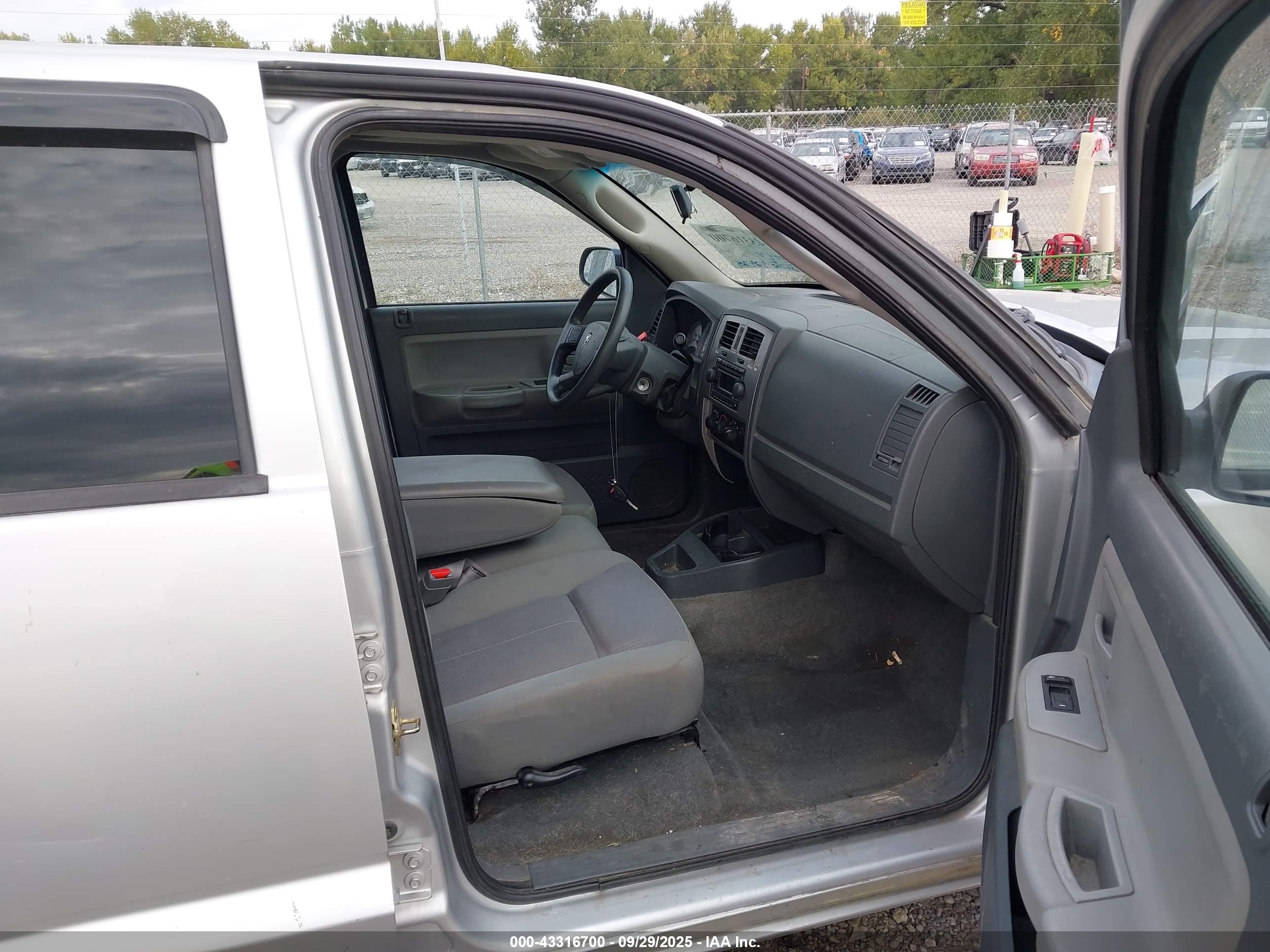 DODGE DAKOTA image 5