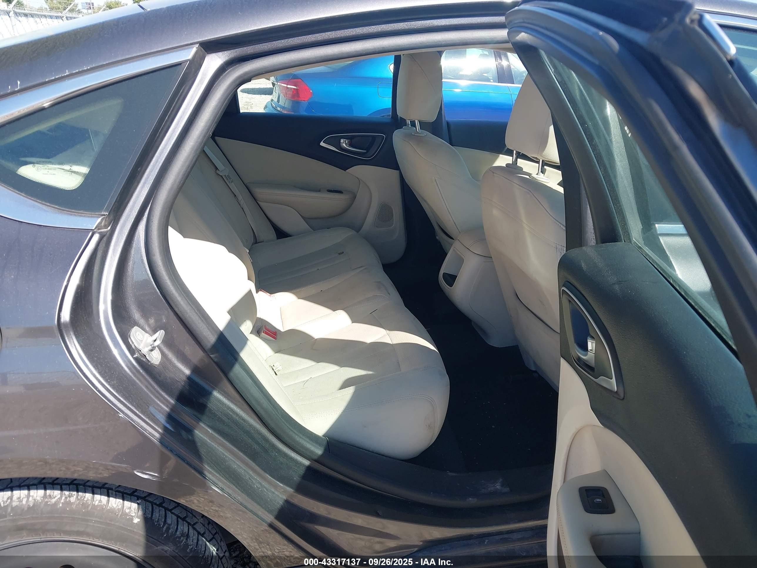 CHRYSLER 200 image 8