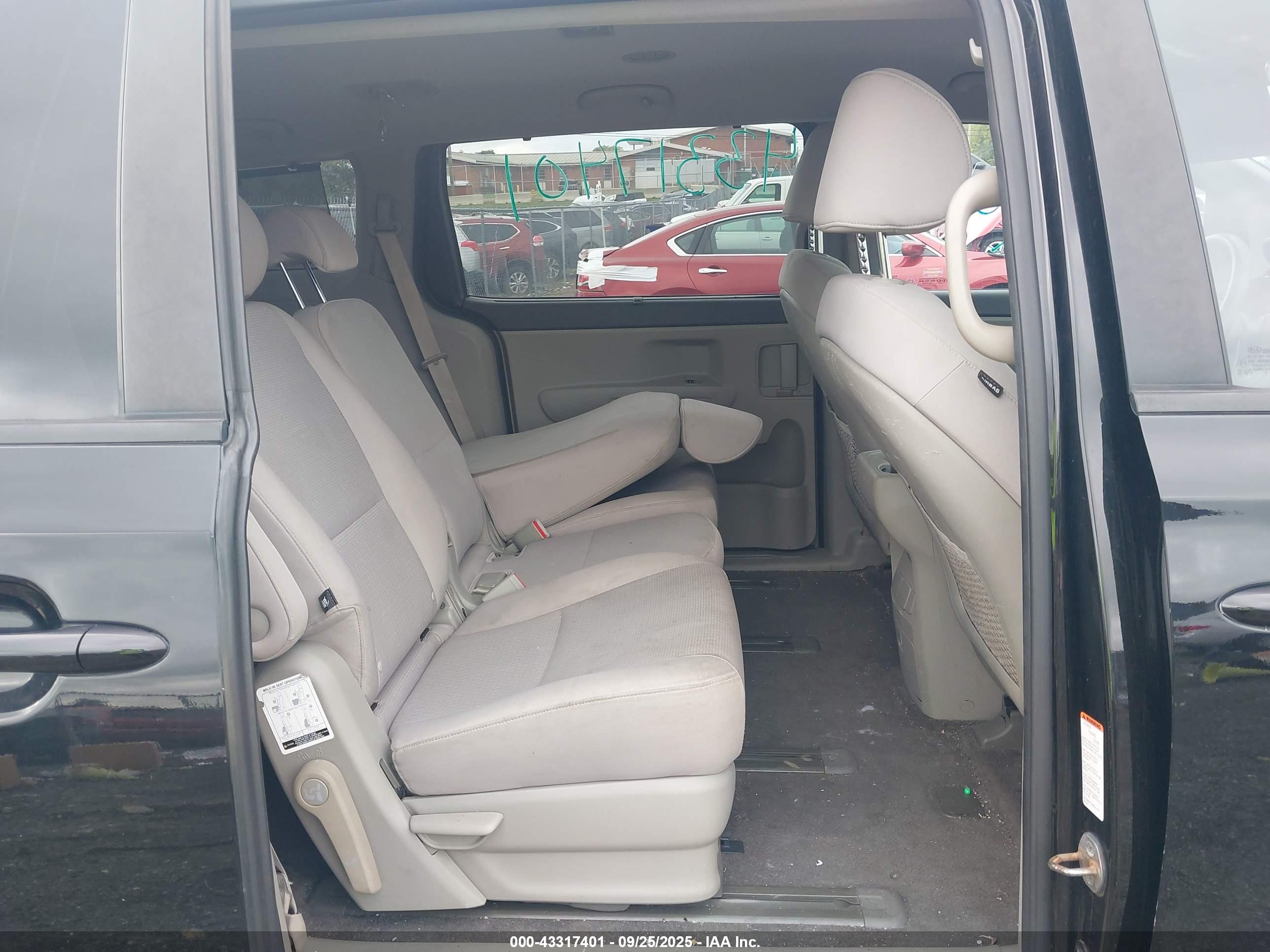 KIA SEDONA image 8