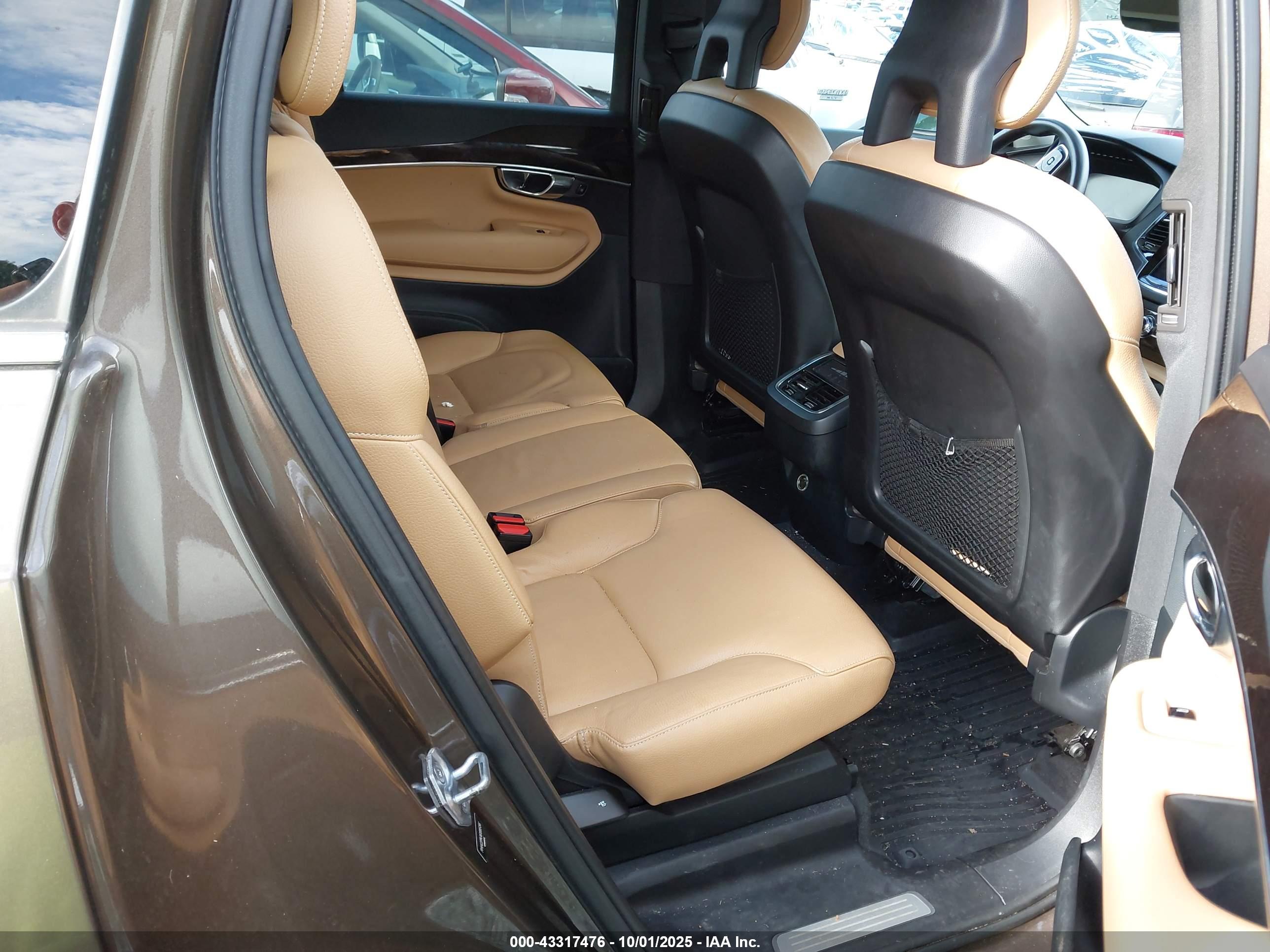 VOLVO XC90 image 8