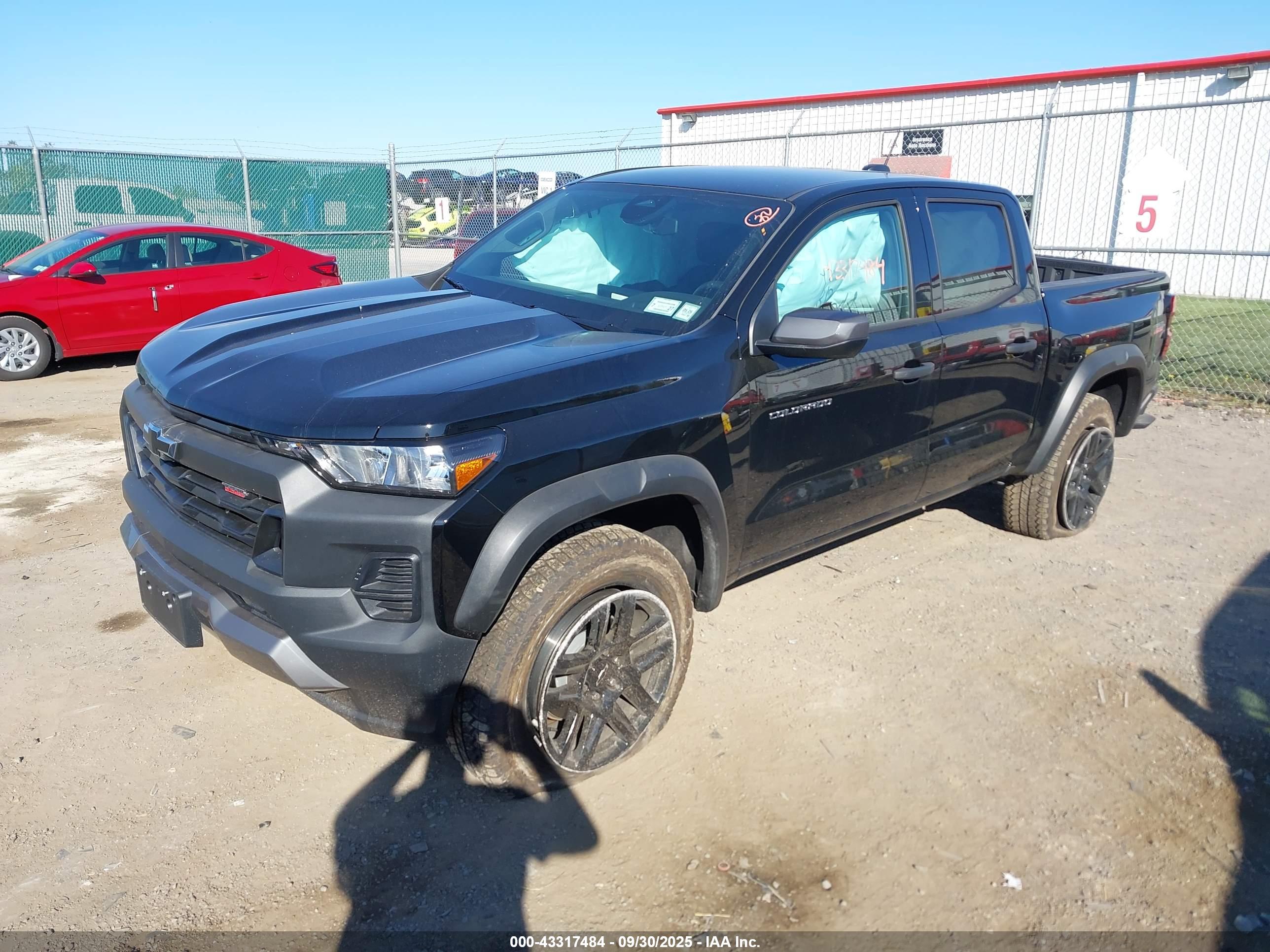 CHEVROLET COLORADO image 2
