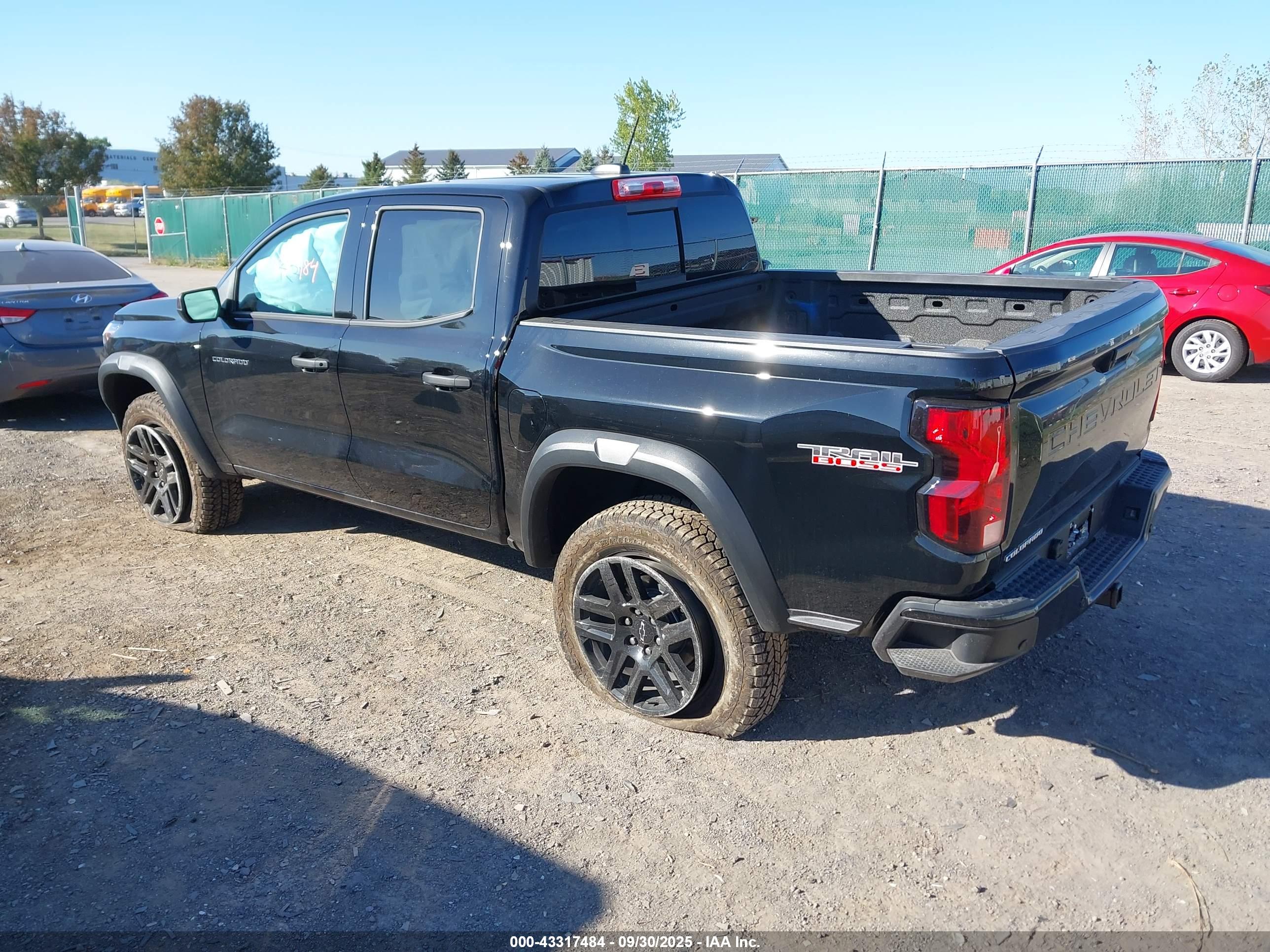 CHEVROLET COLORADO image 3