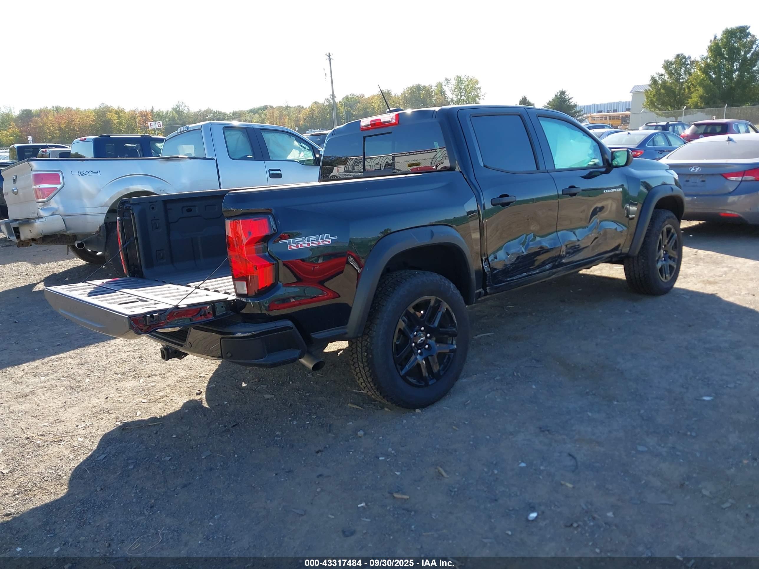 CHEVROLET COLORADO image 4