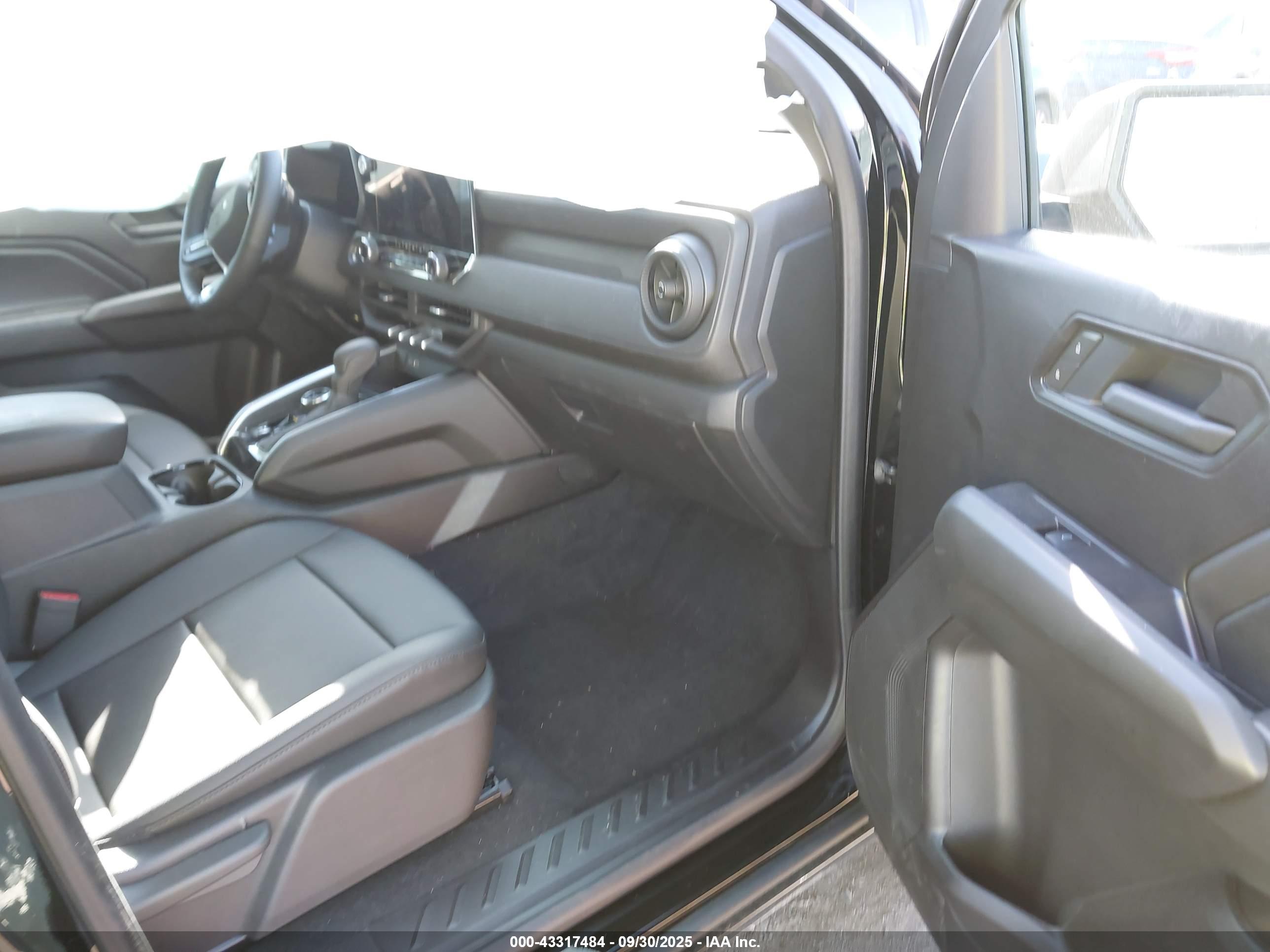 CHEVROLET COLORADO image 5