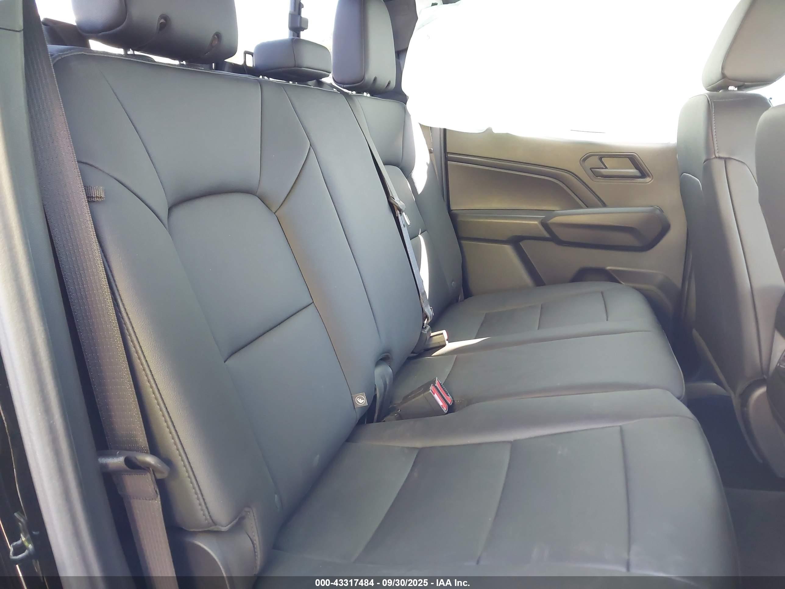 CHEVROLET COLORADO image 8
