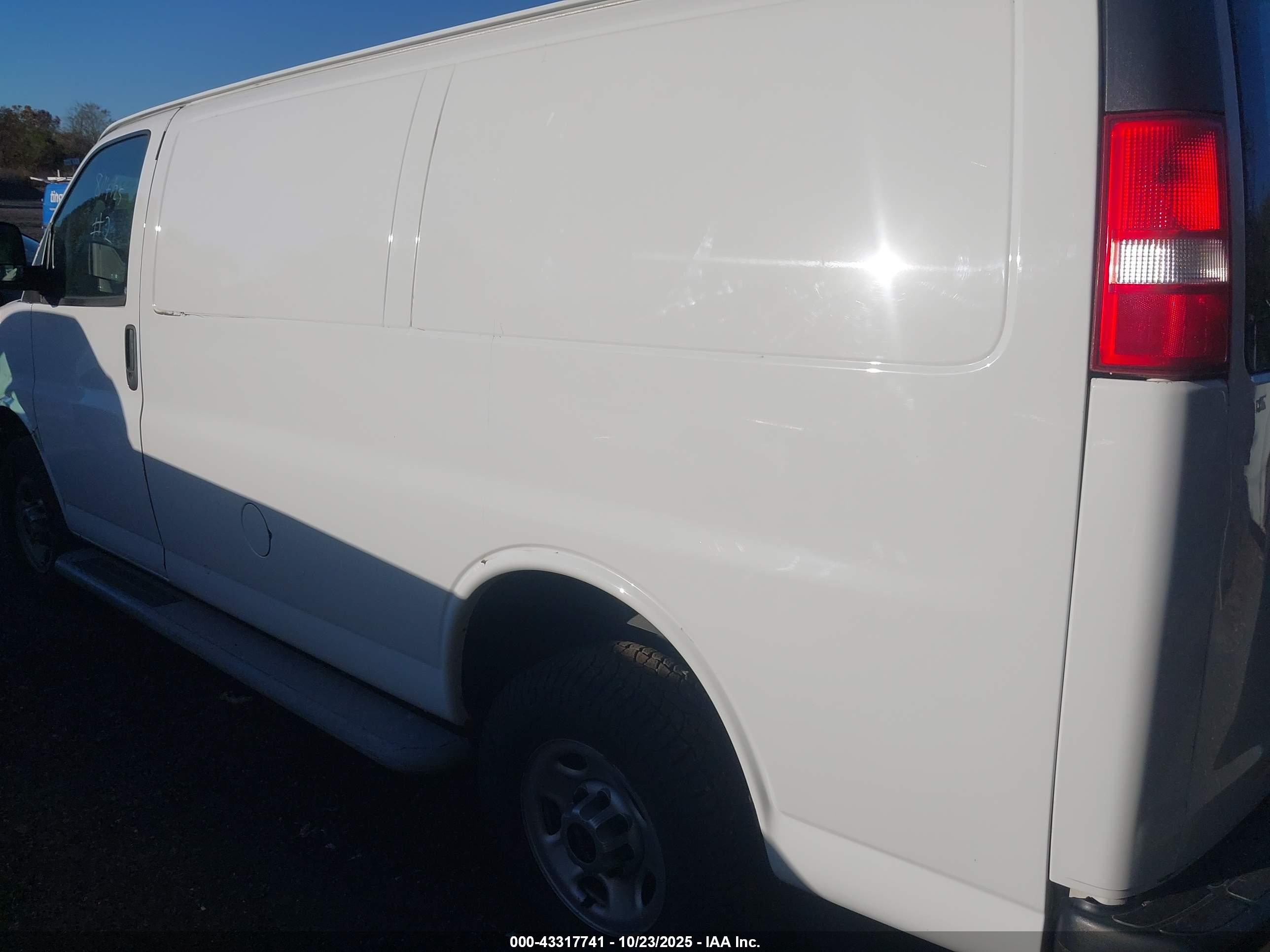 GMC SAVANA image 3