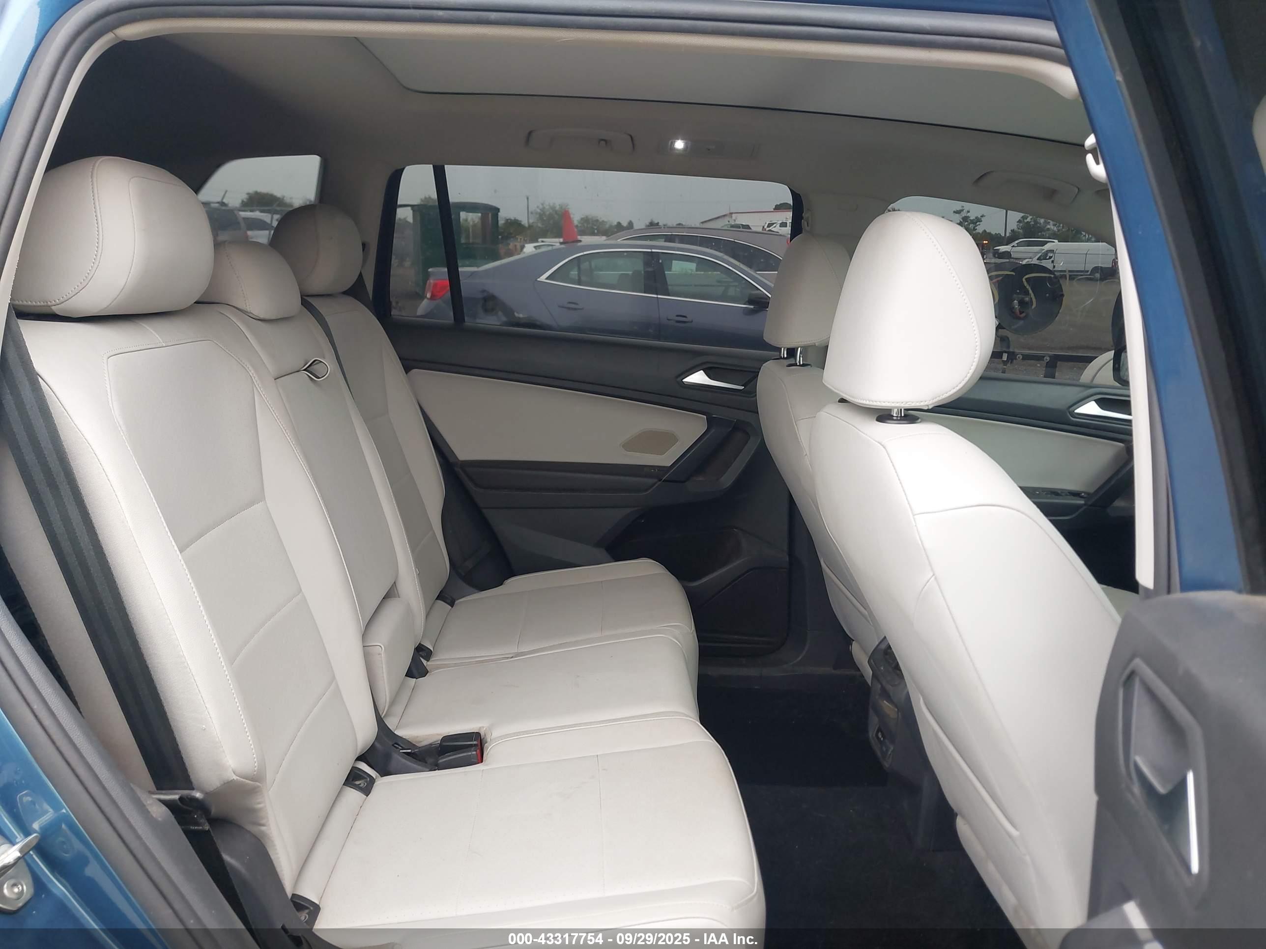 VOLKSWAGEN TIGUAN image 8
