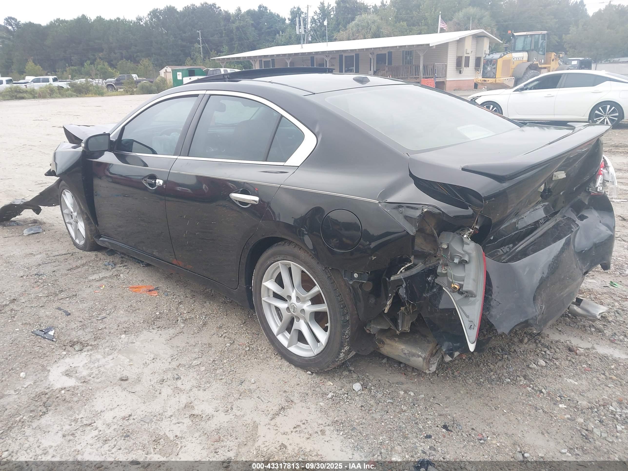 NISSAN MAXIMA image 3