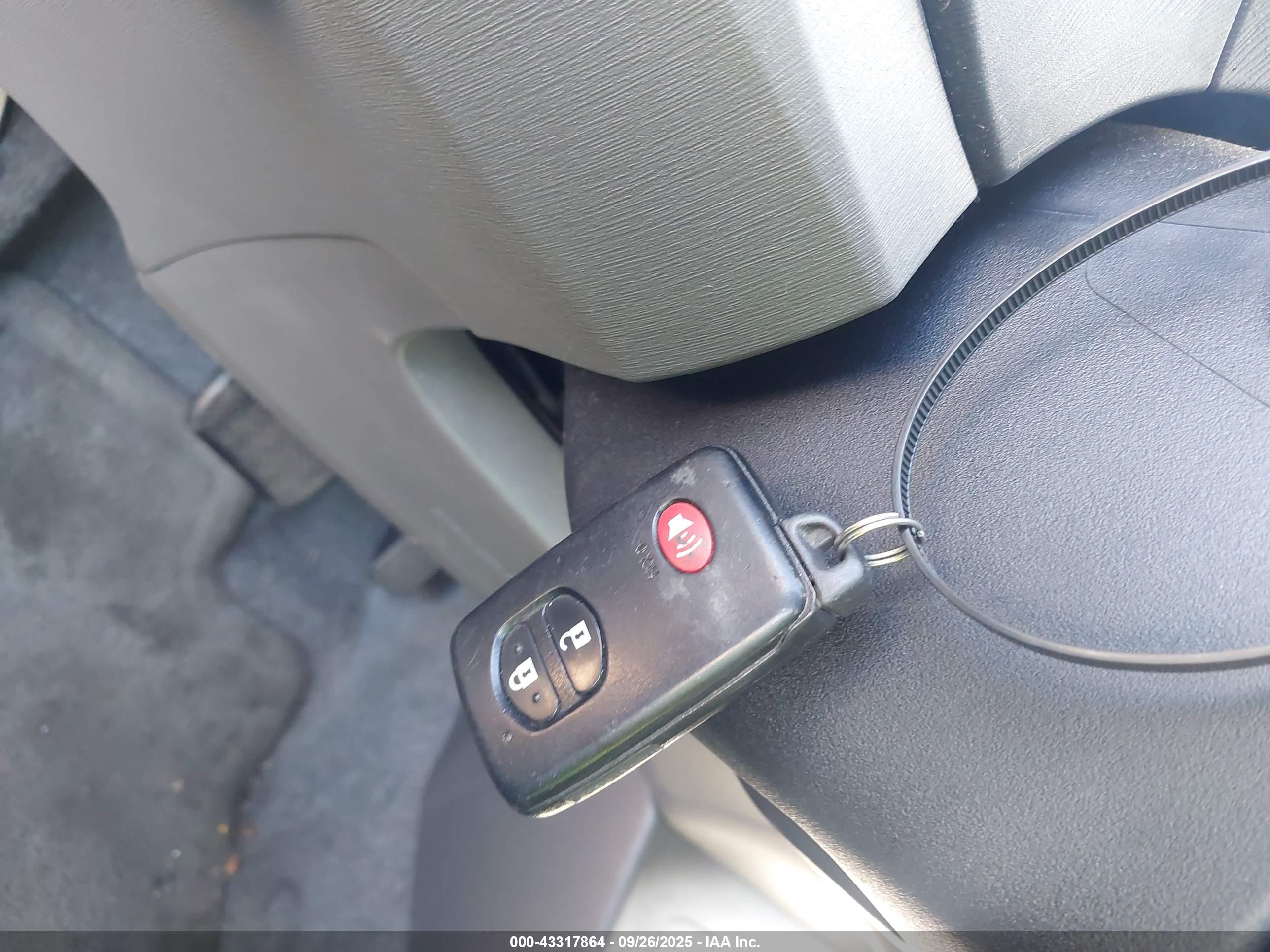 TOYOTA PRIUS image 11