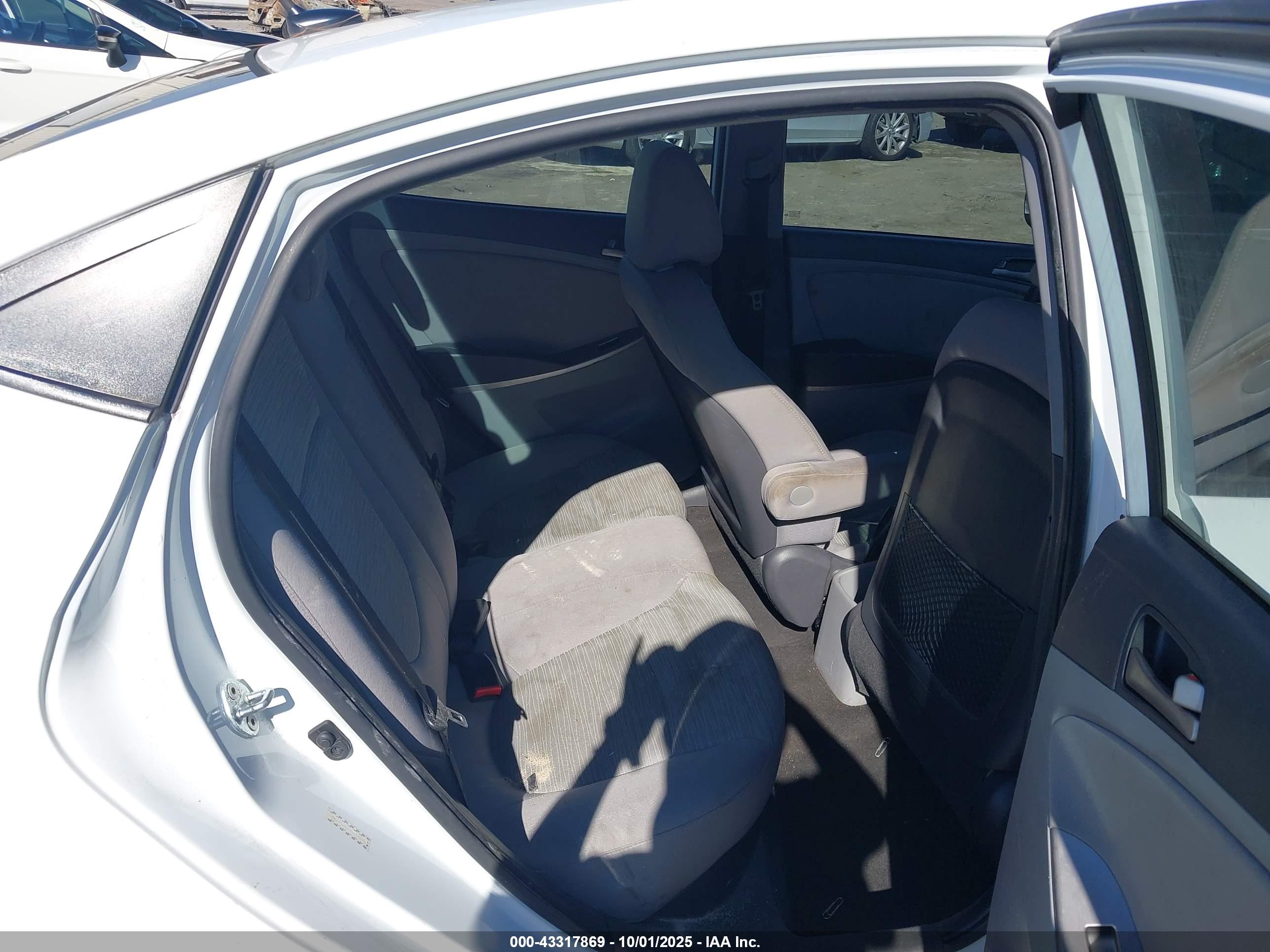 HYUNDAI ACCENT image 8
