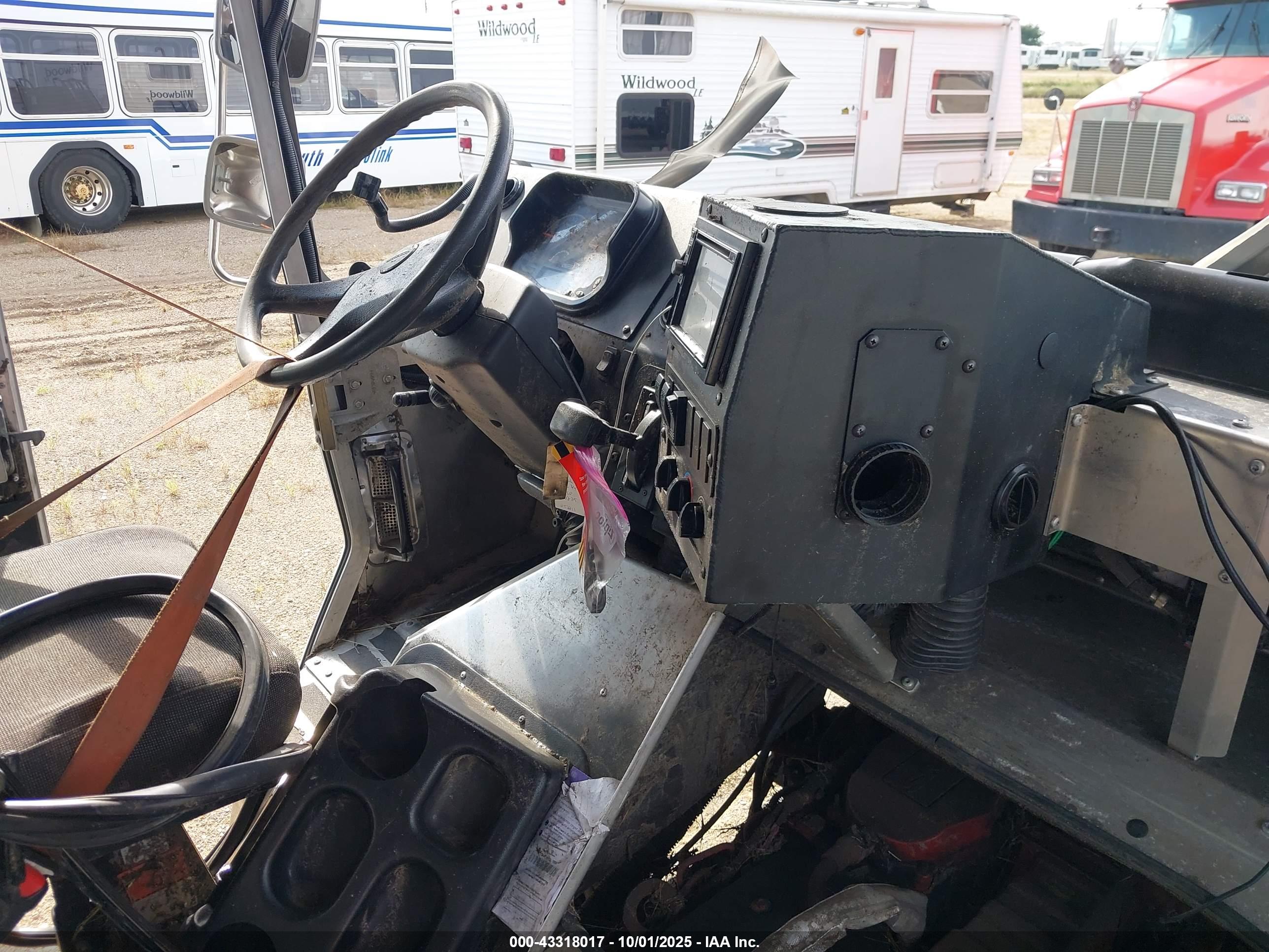 FREIGHTLINER MT55 image 5