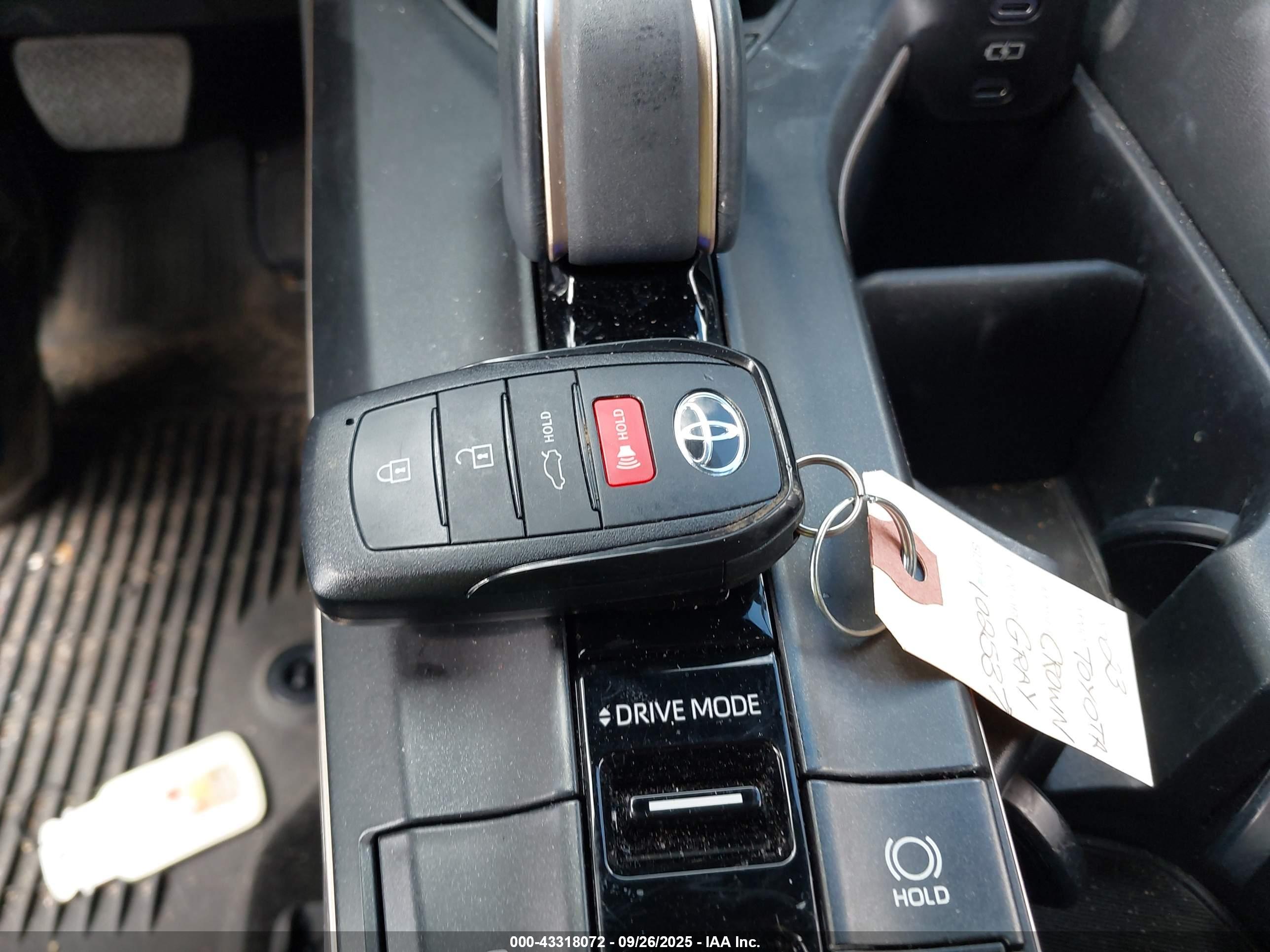 TOYOTA CROWN image 11