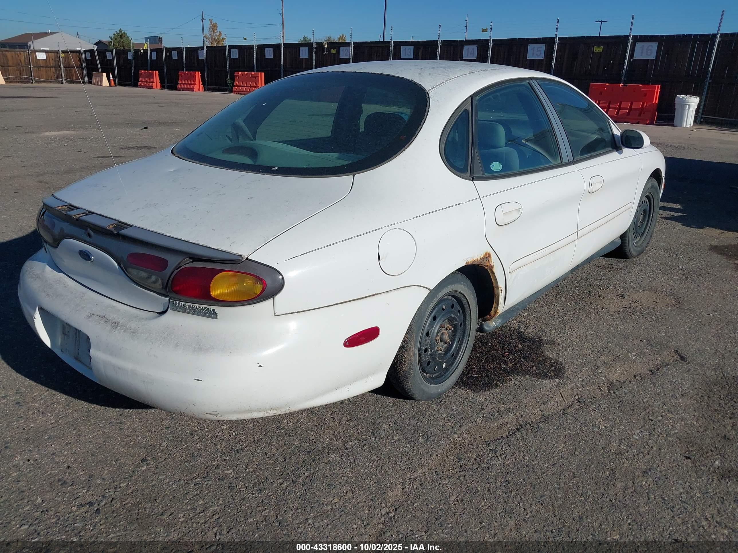 FORD TAURUS image 4