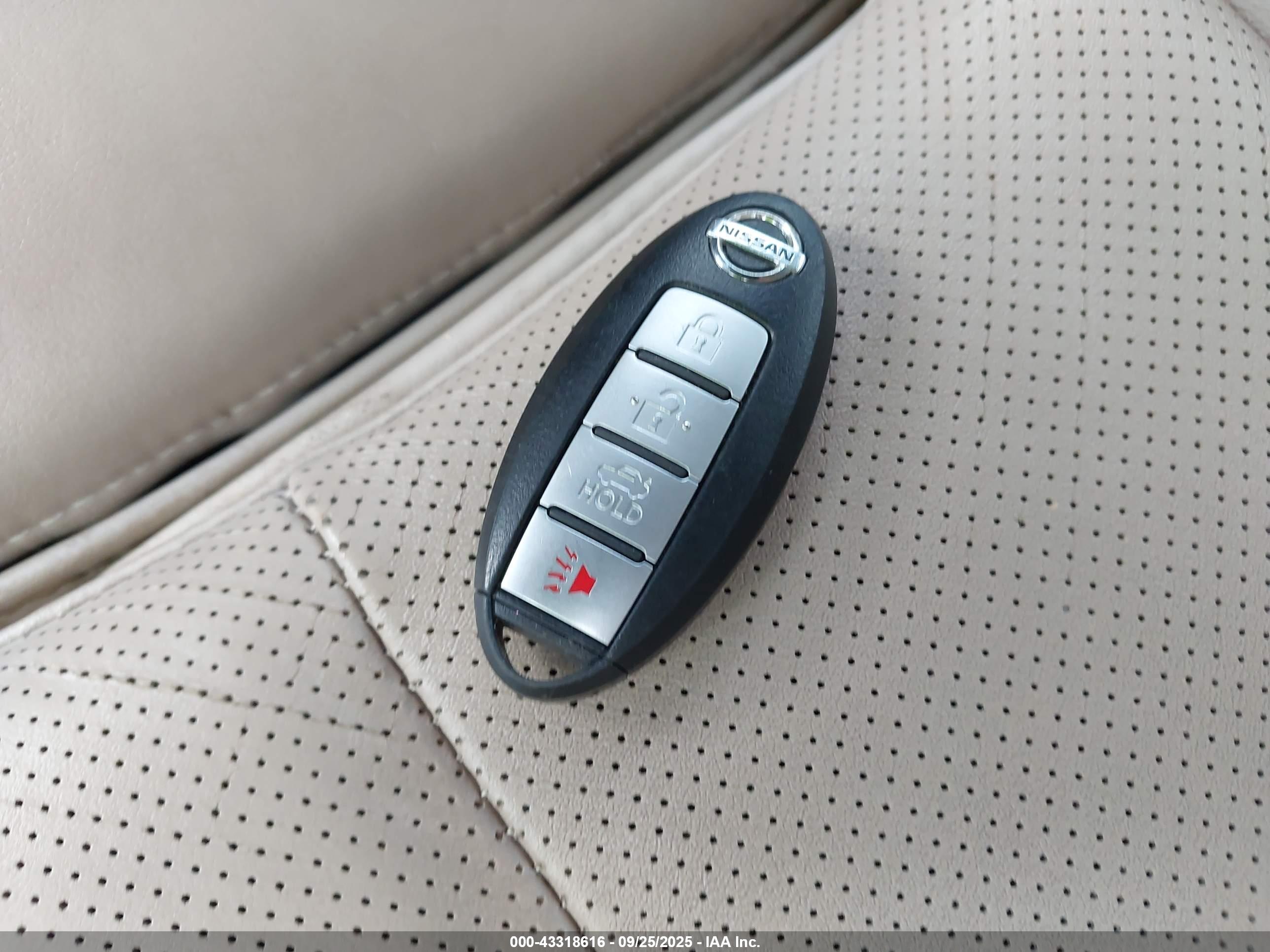 NISSAN MAXIMA image 11