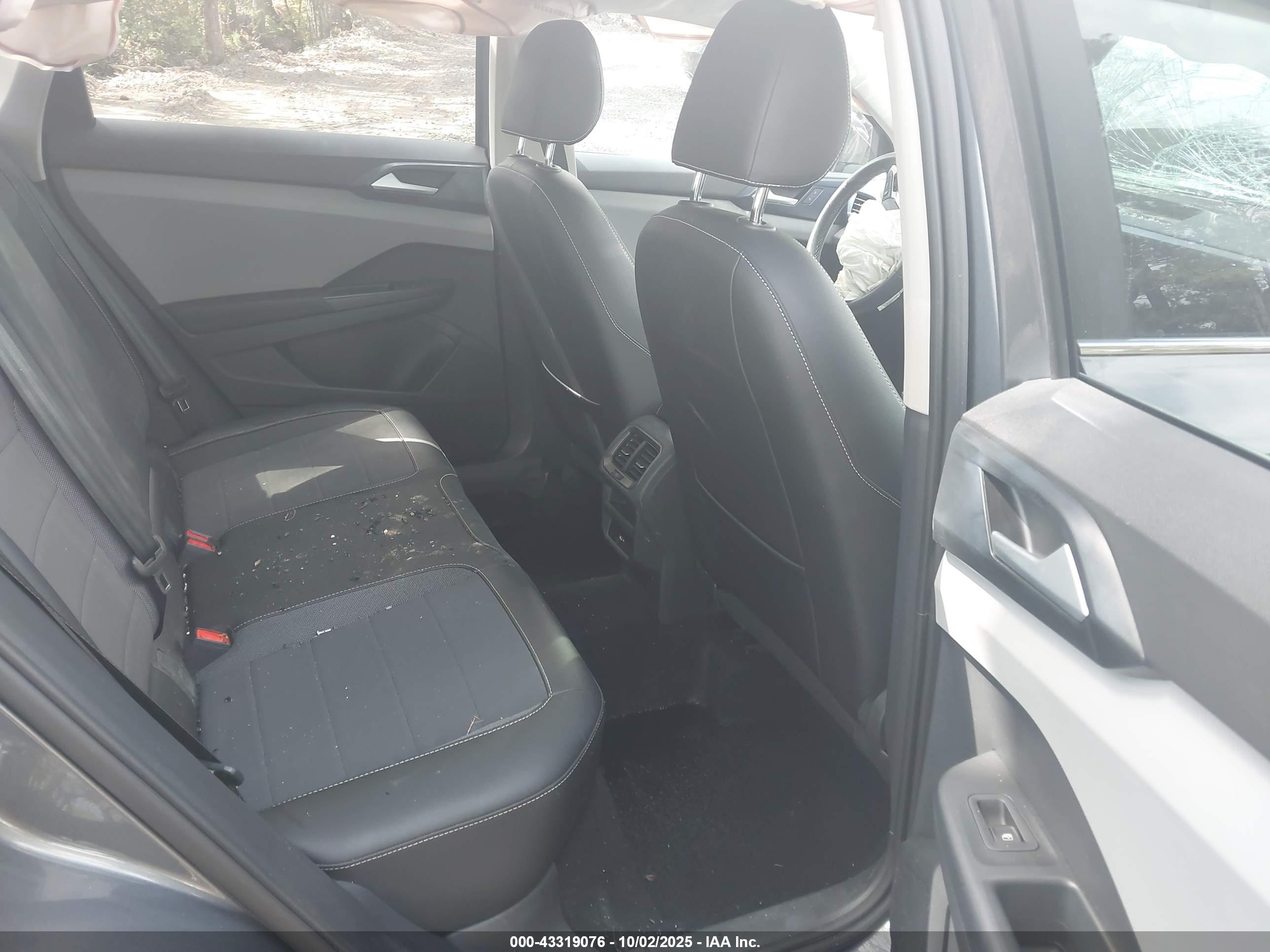 VOLKSWAGEN TAOS image 8