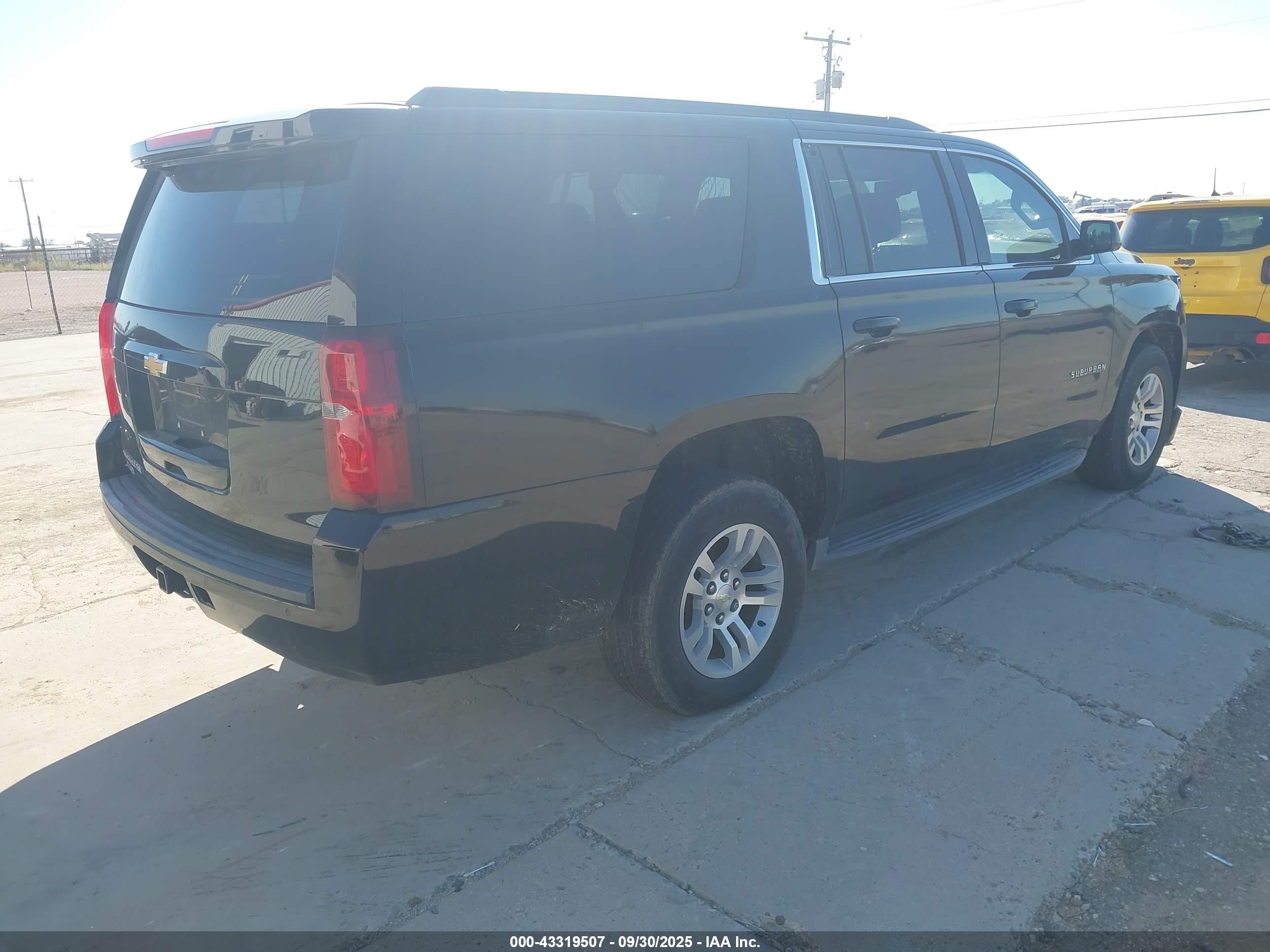 CHEVROLET SUBURBAN image 4