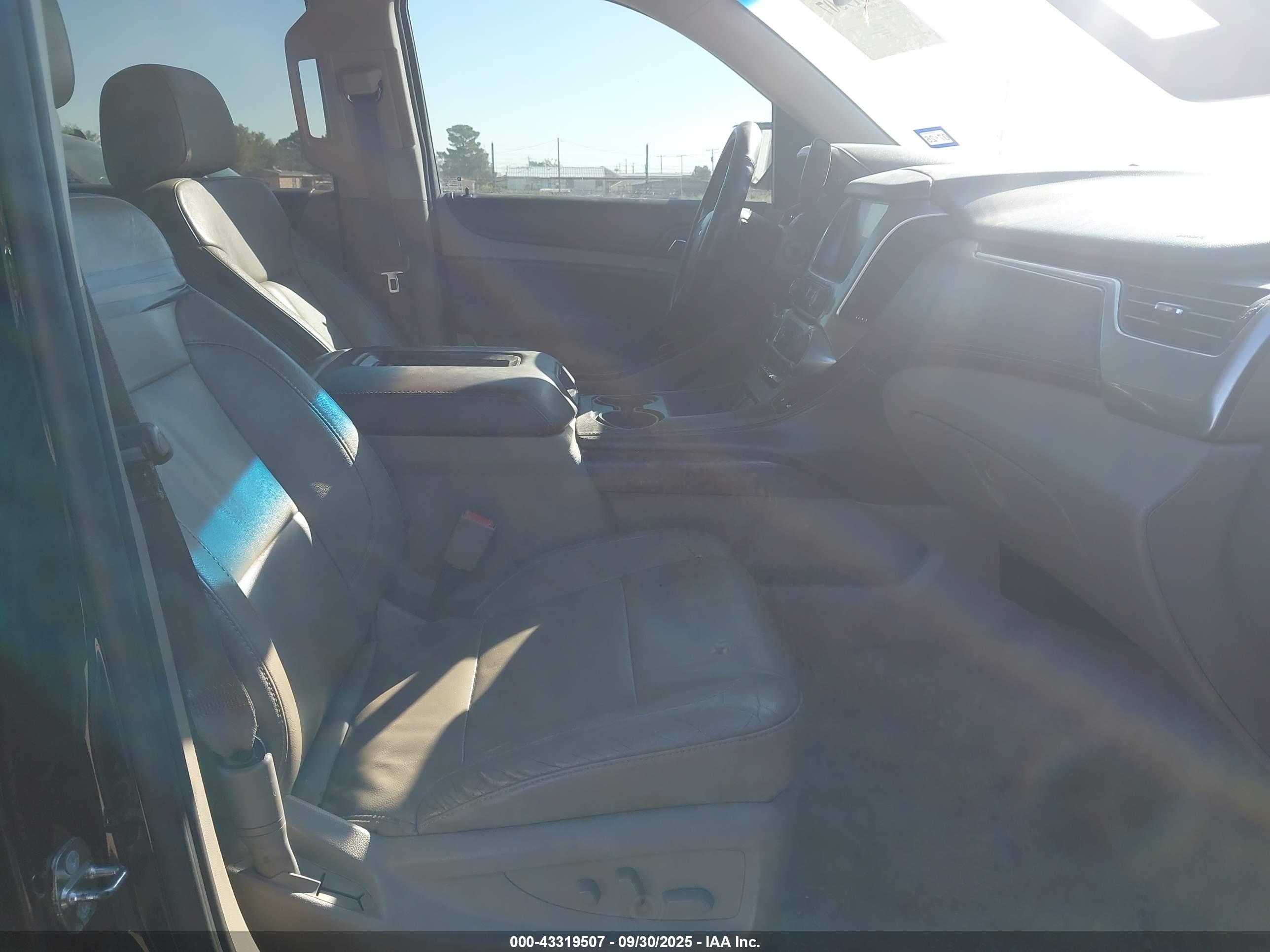 CHEVROLET SUBURBAN image 5
