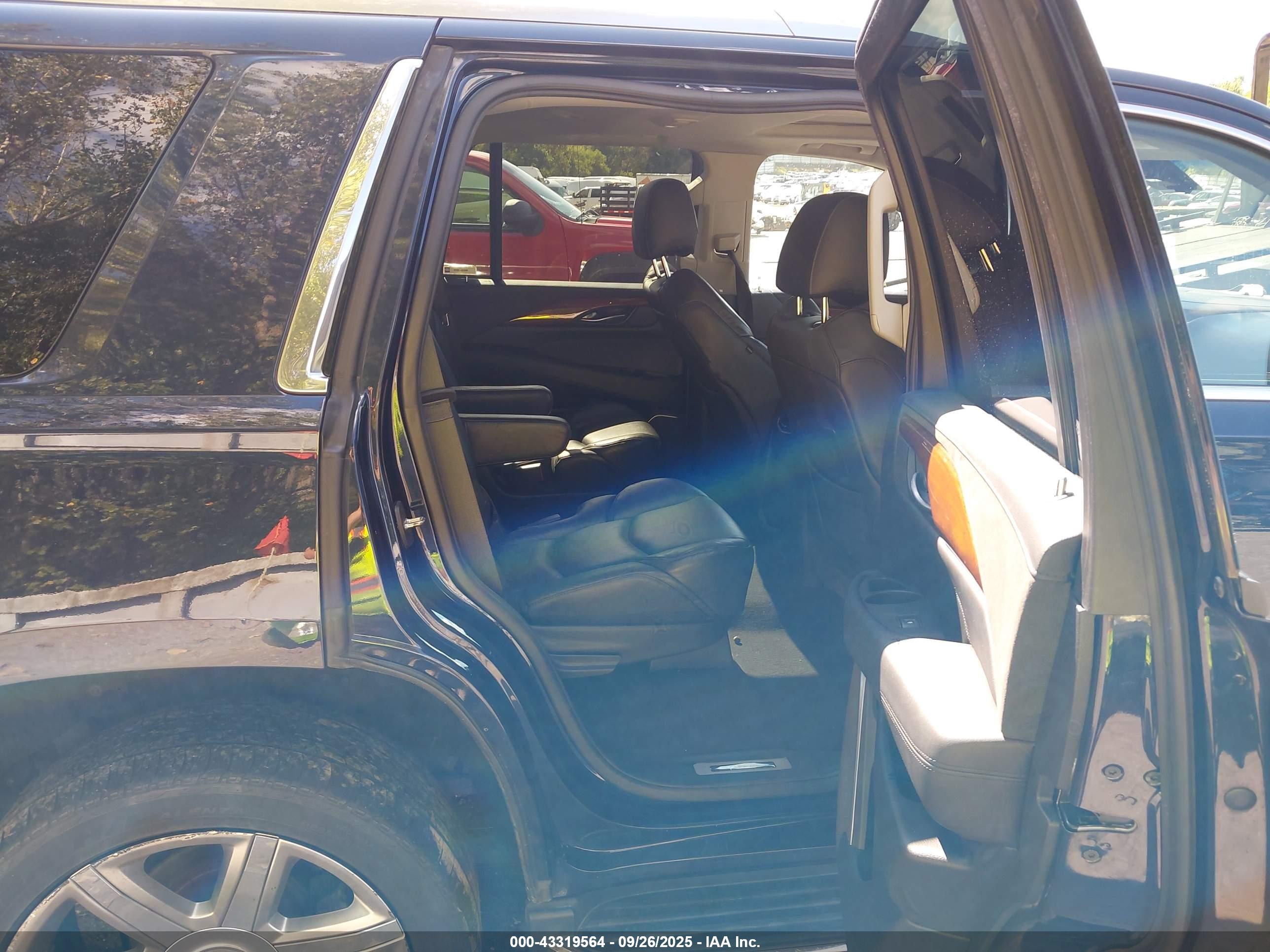 CADILLAC ESCALADE image 8