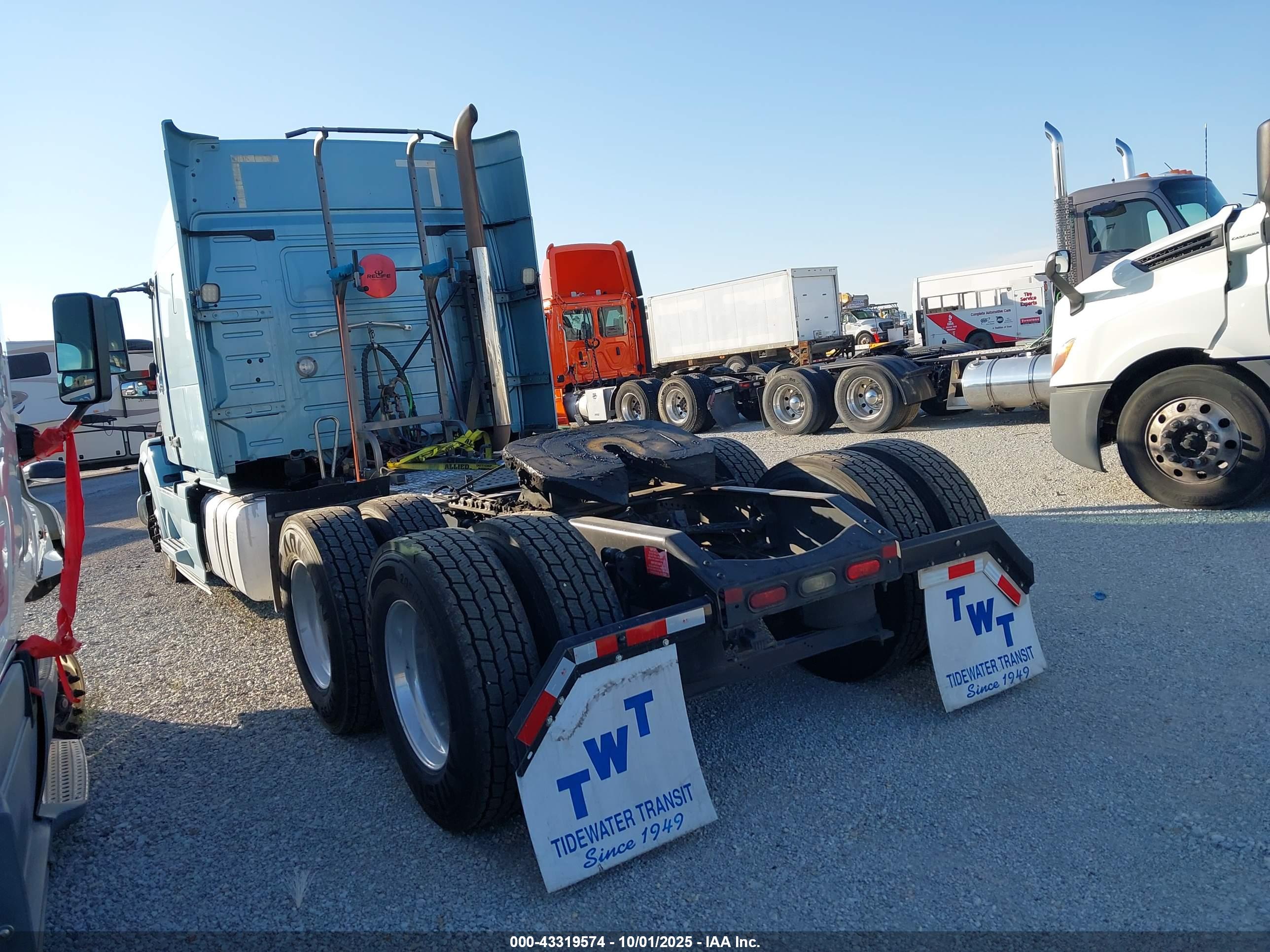 VOLVO VNL image 3