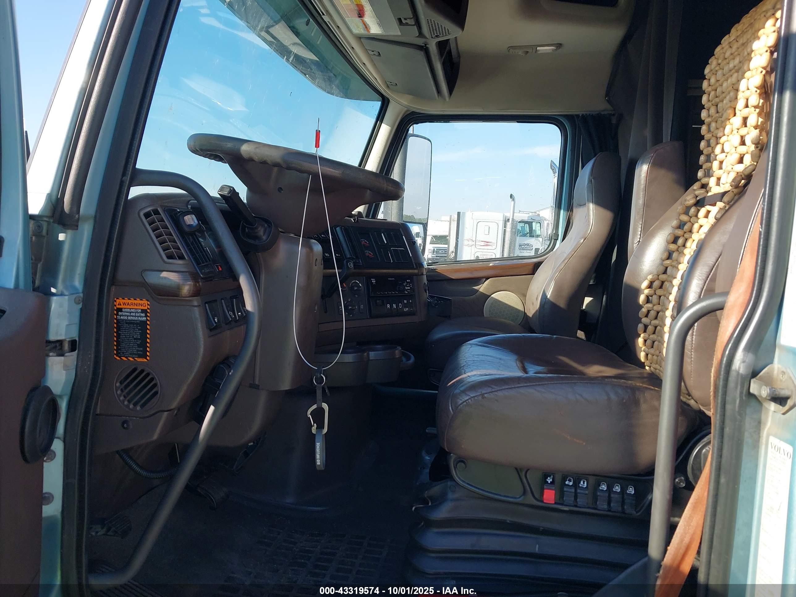 VOLVO VNL image 5