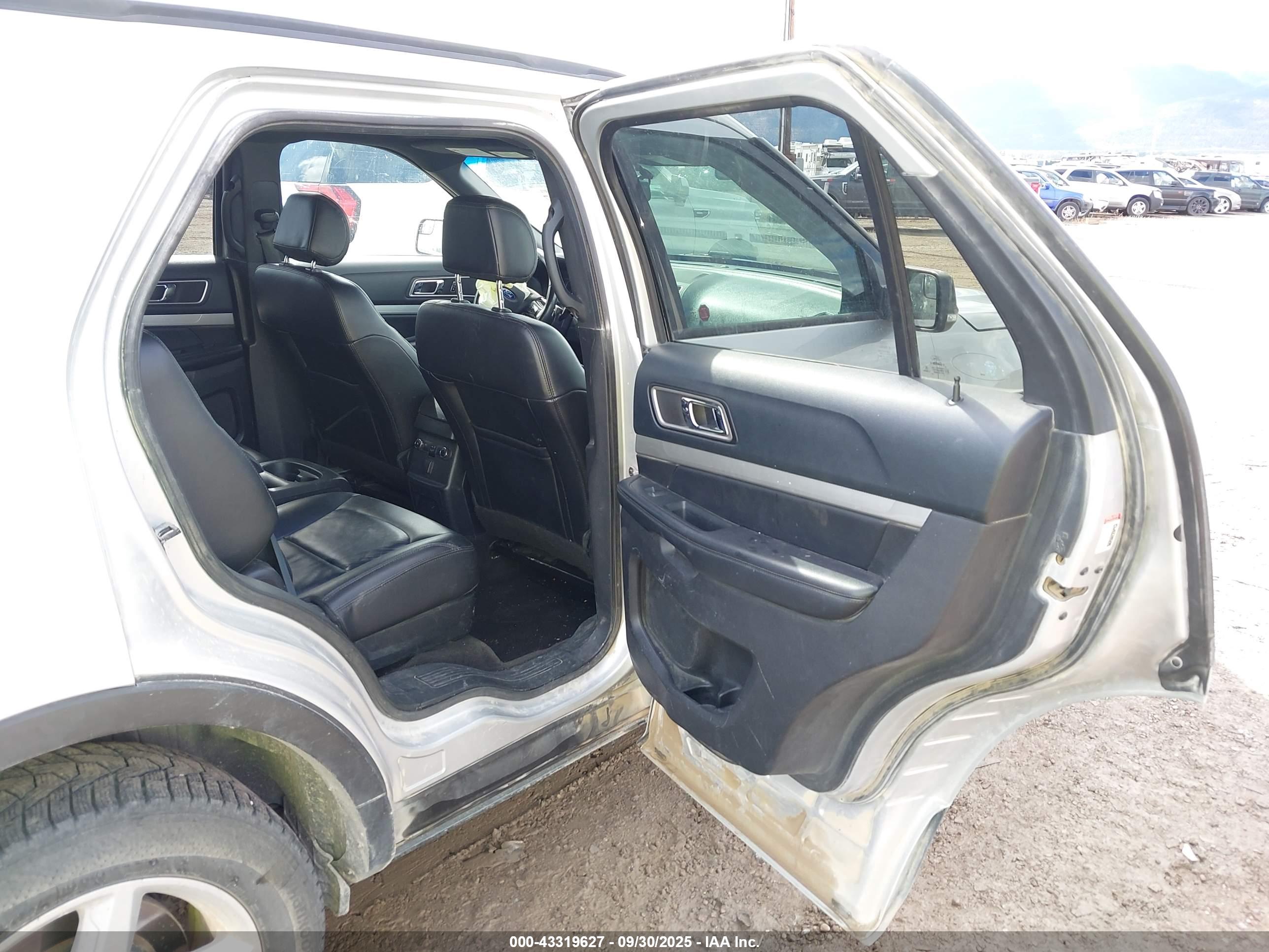 FORD EXPLORER image 8