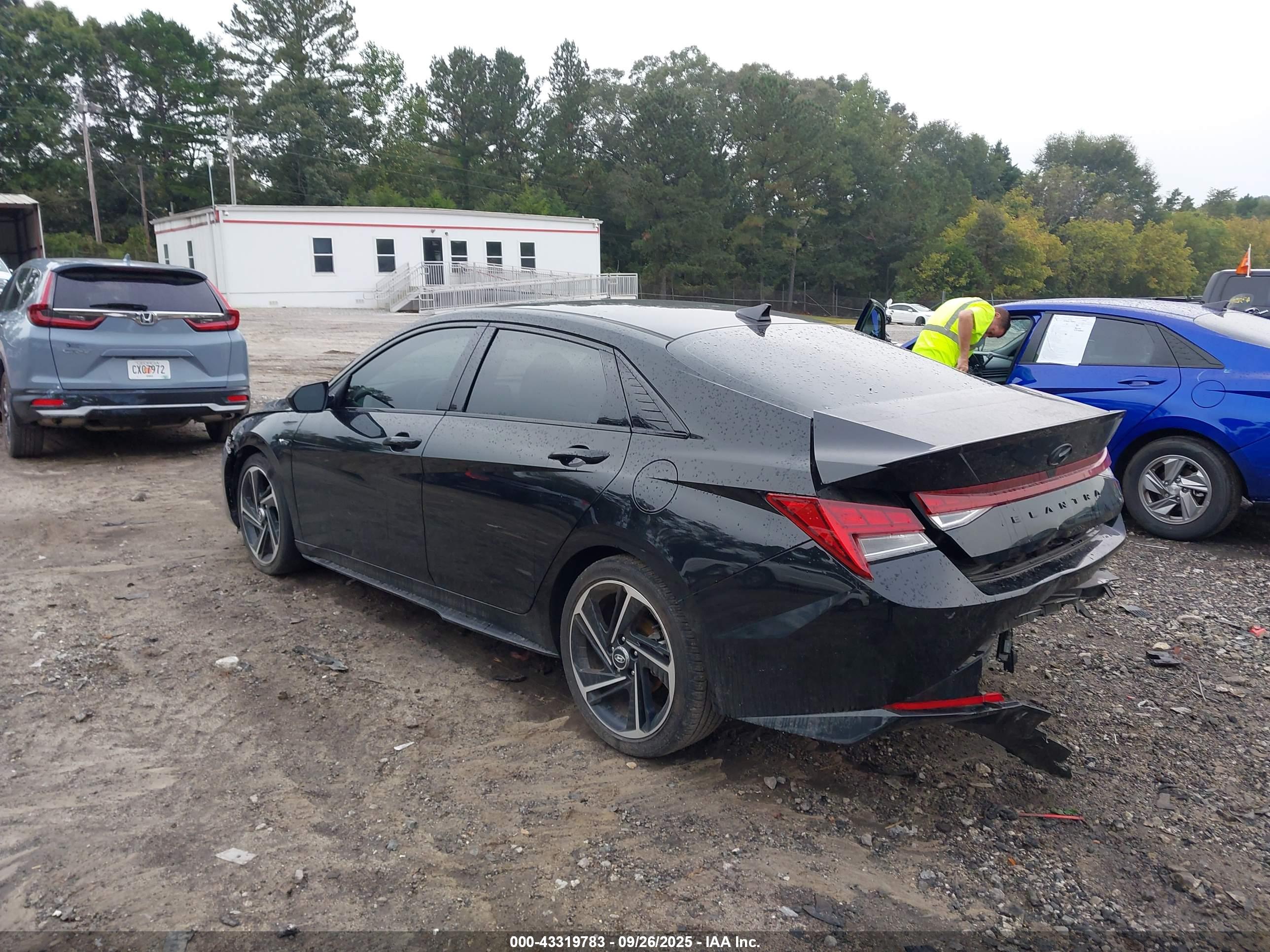 HYUNDAI ELANTRA image 3