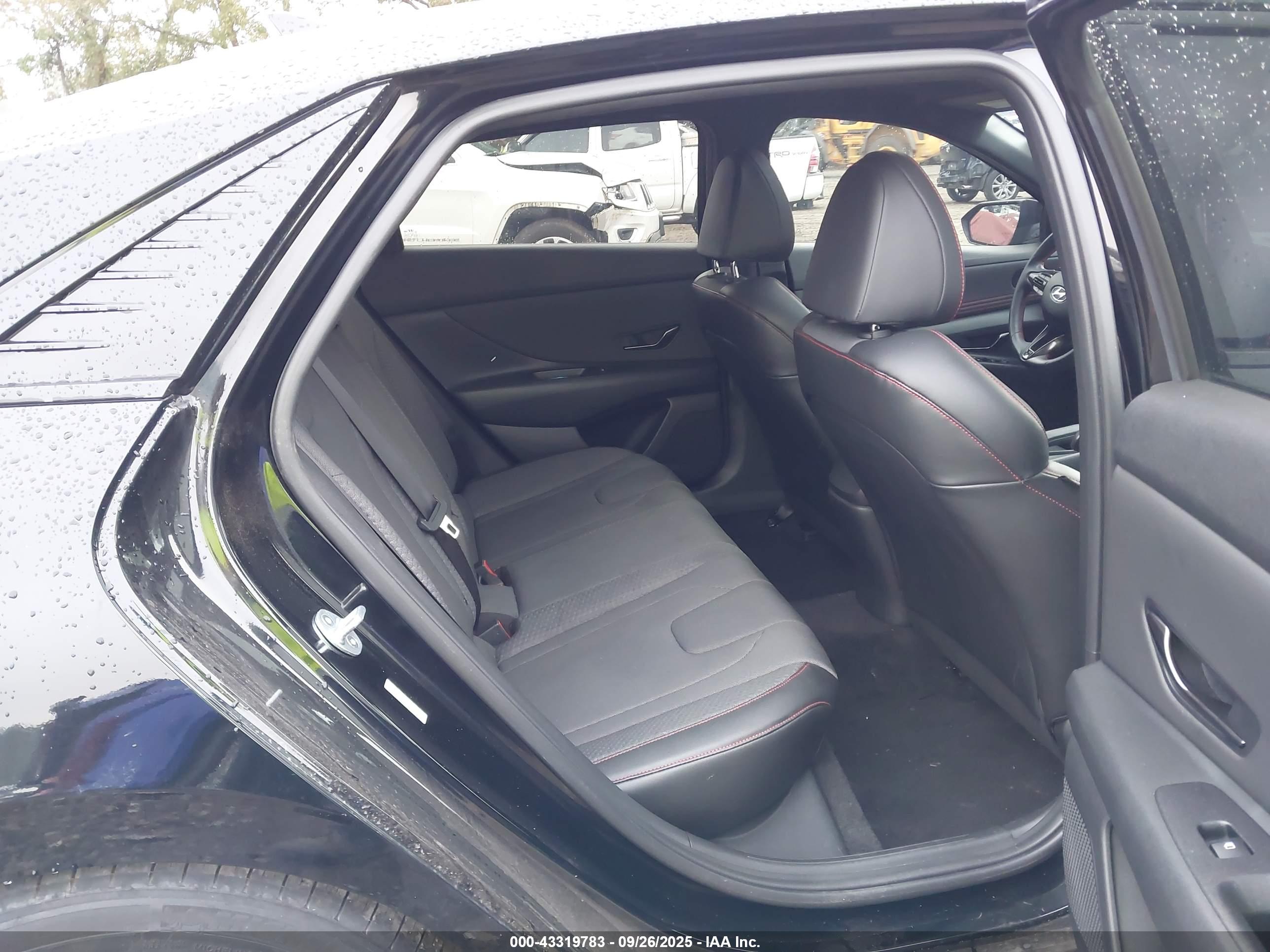 HYUNDAI ELANTRA image 8