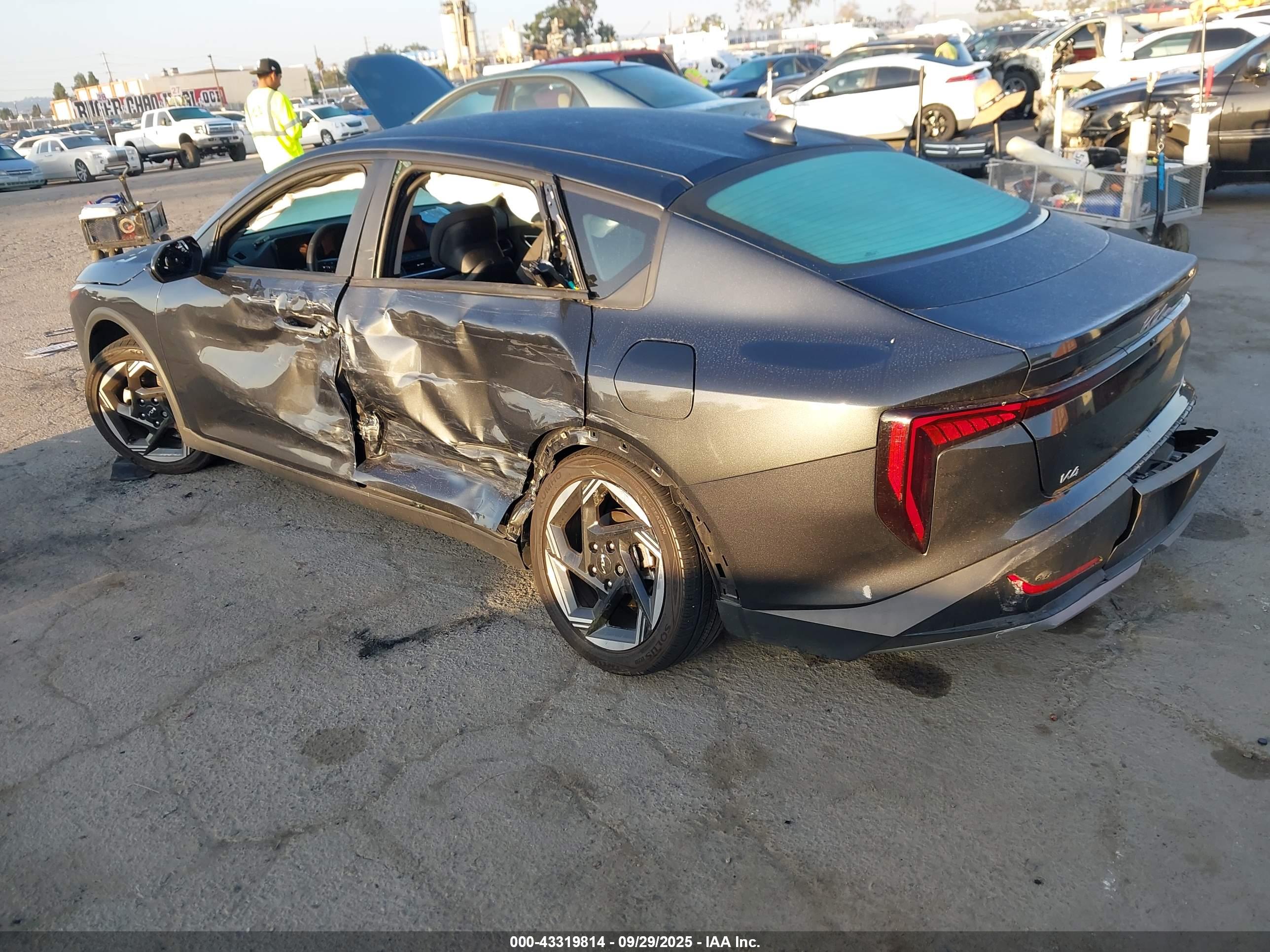 KIA K4 image 3