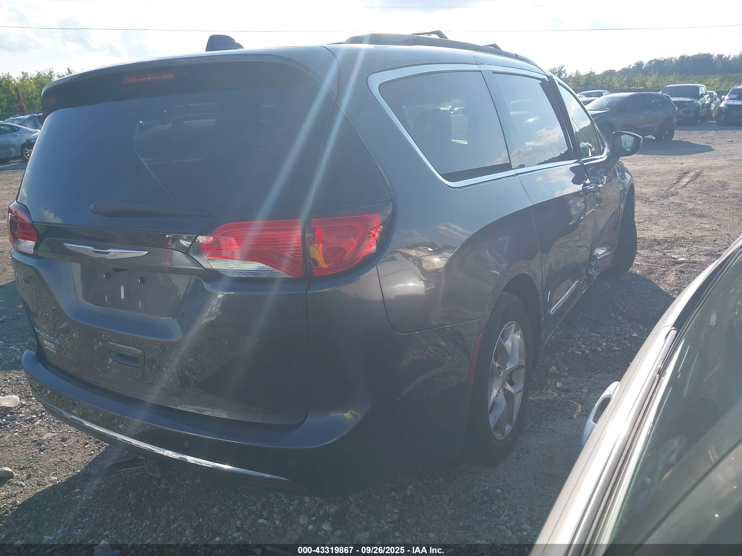 CHRYSLER PACIFICA image 4