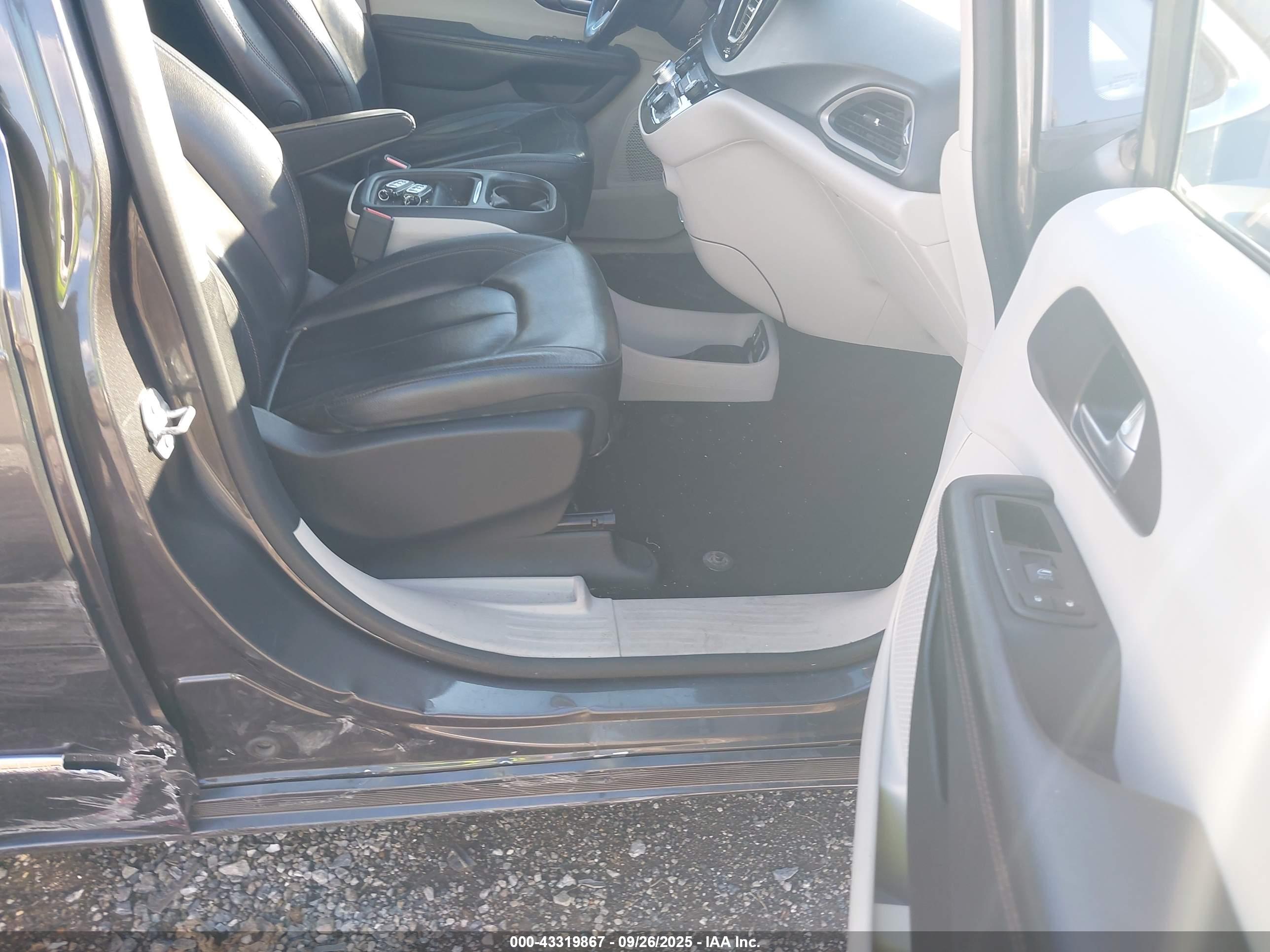 CHRYSLER PACIFICA image 5