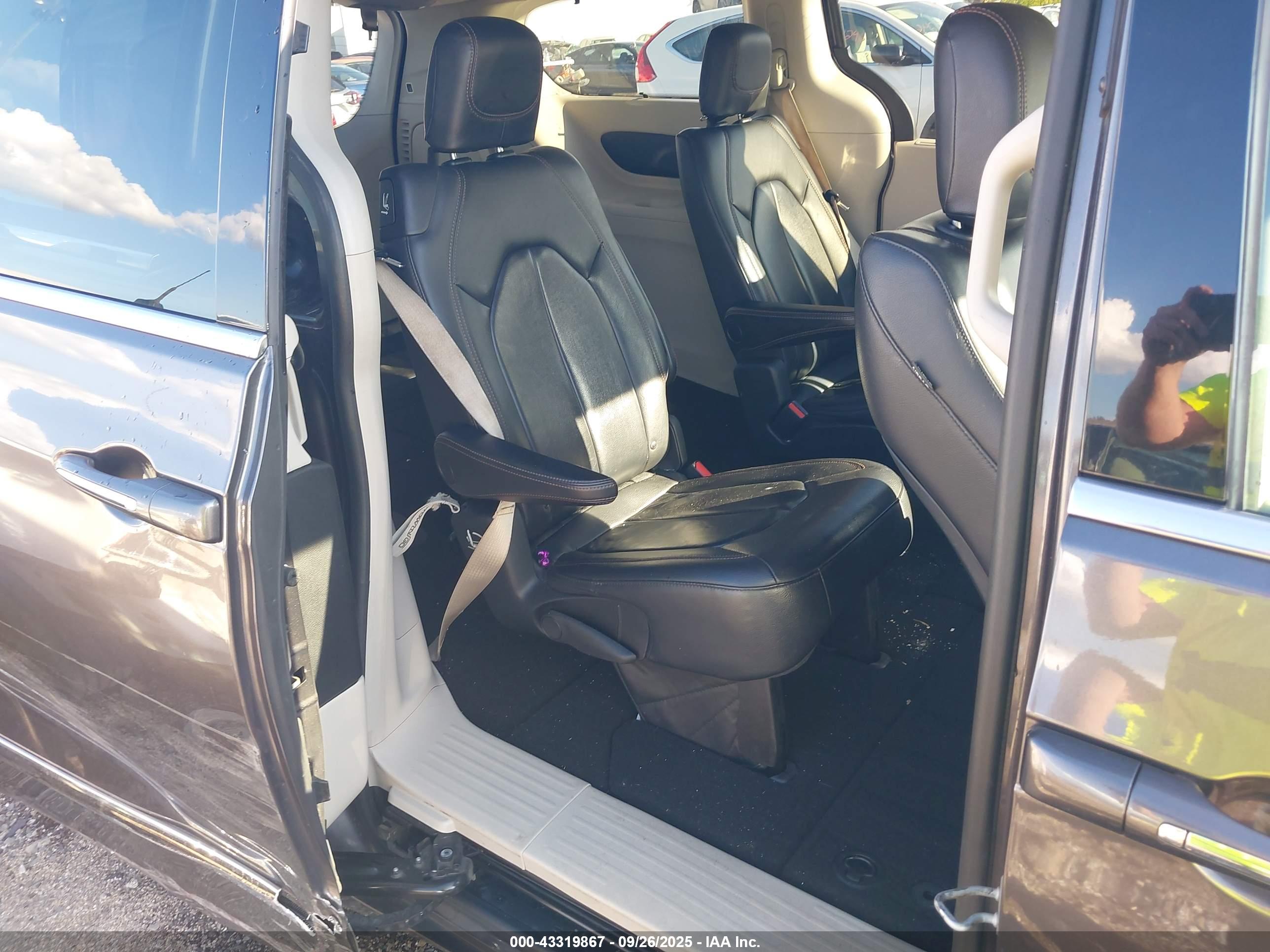 CHRYSLER PACIFICA image 8