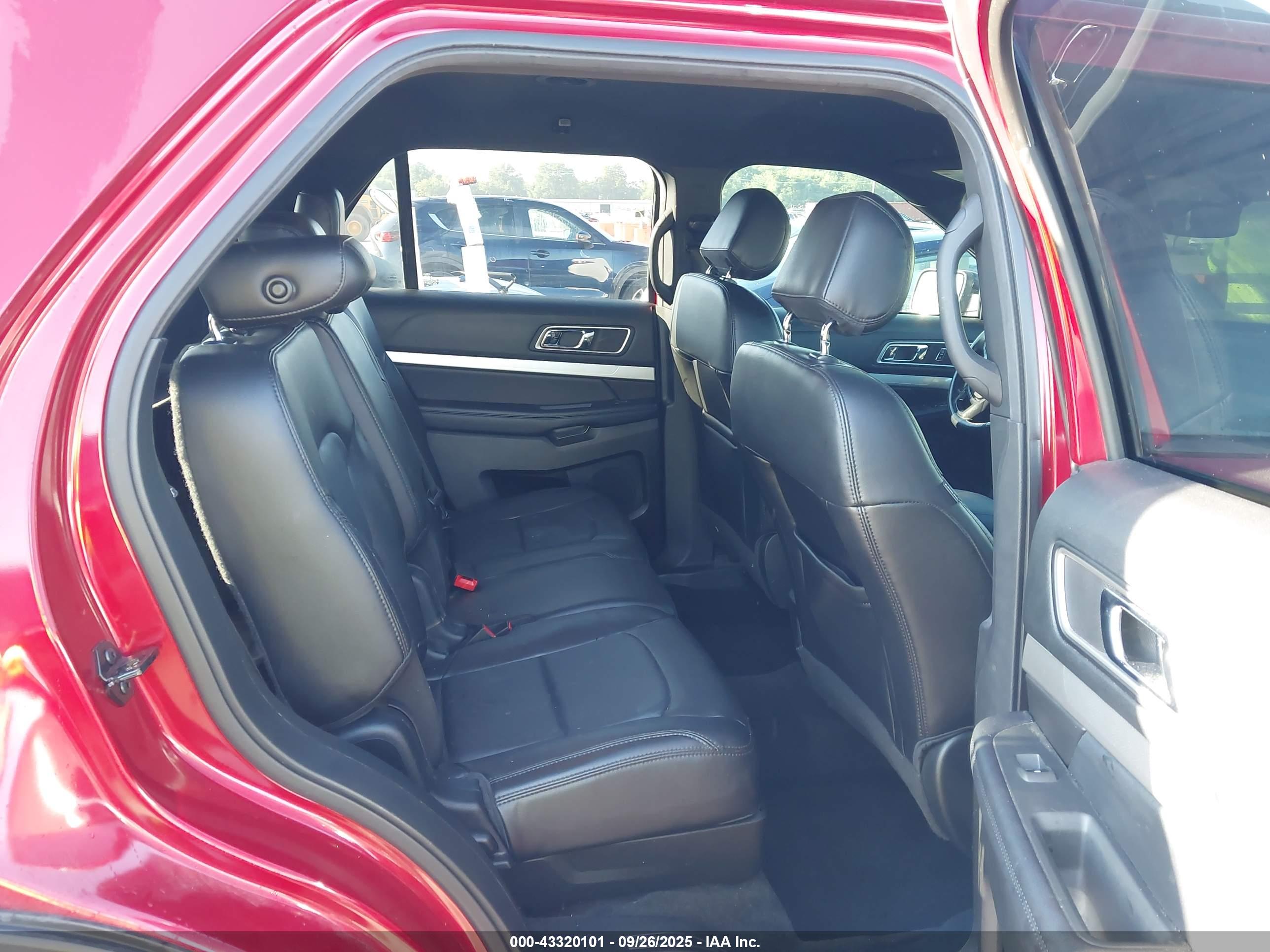 FORD EXPLORER image 8