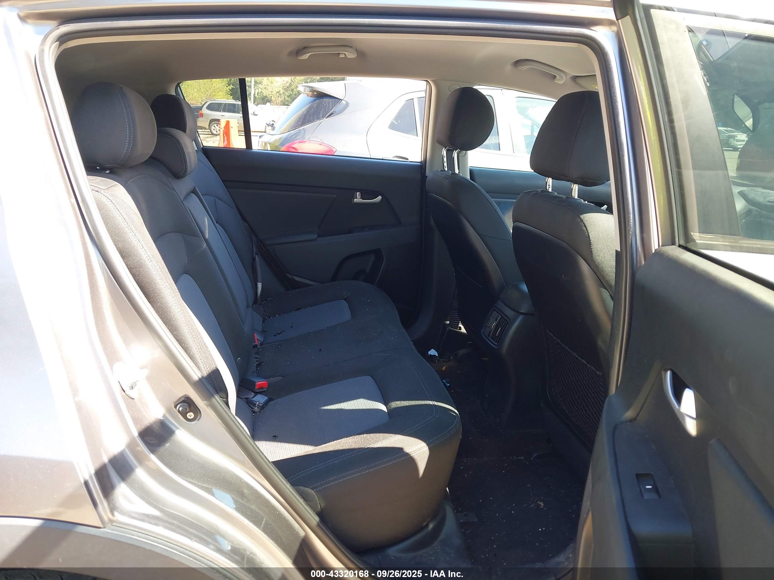 KIA SPORTAGE image 8
