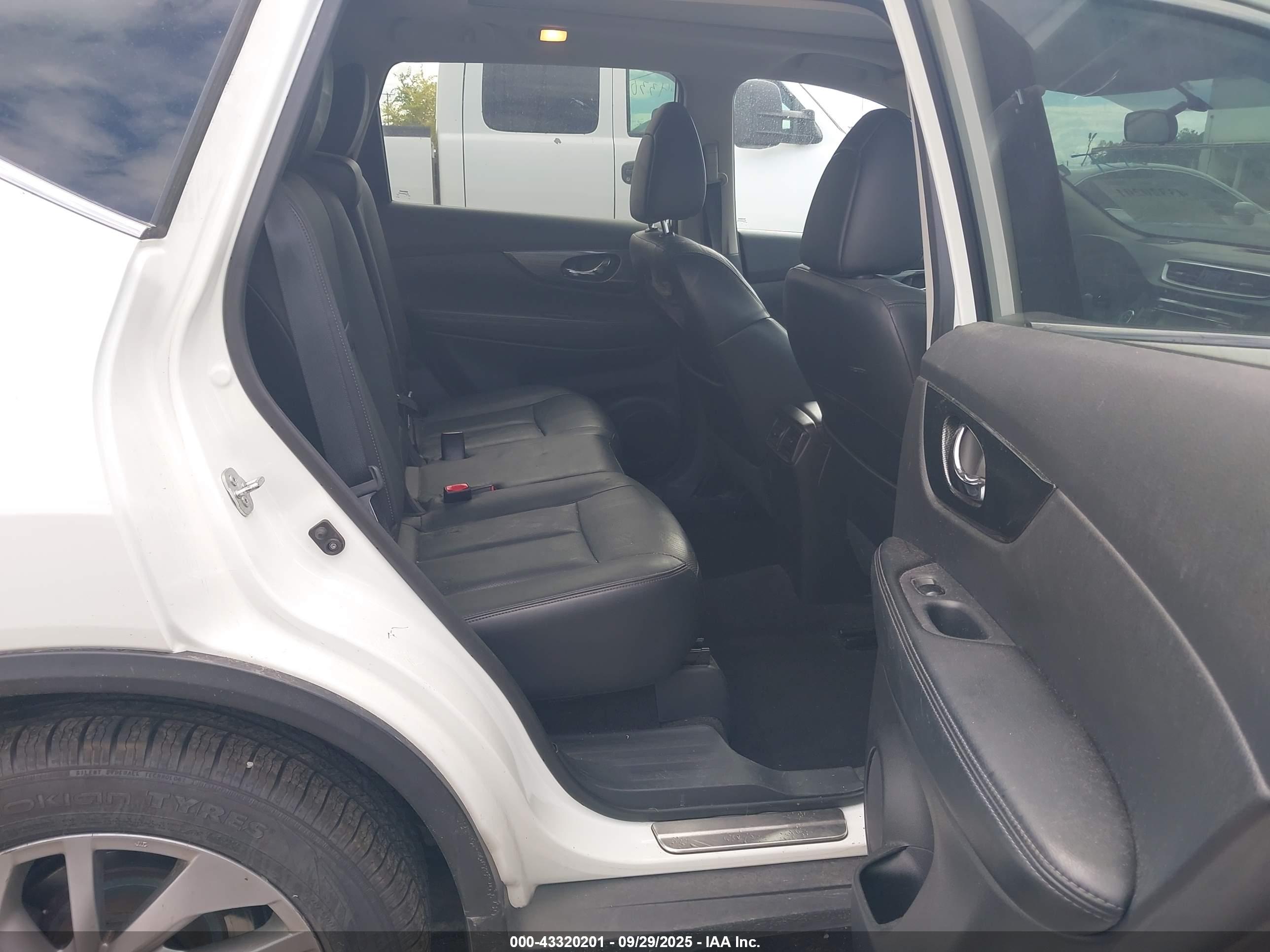 NISSAN ROGUE image 8